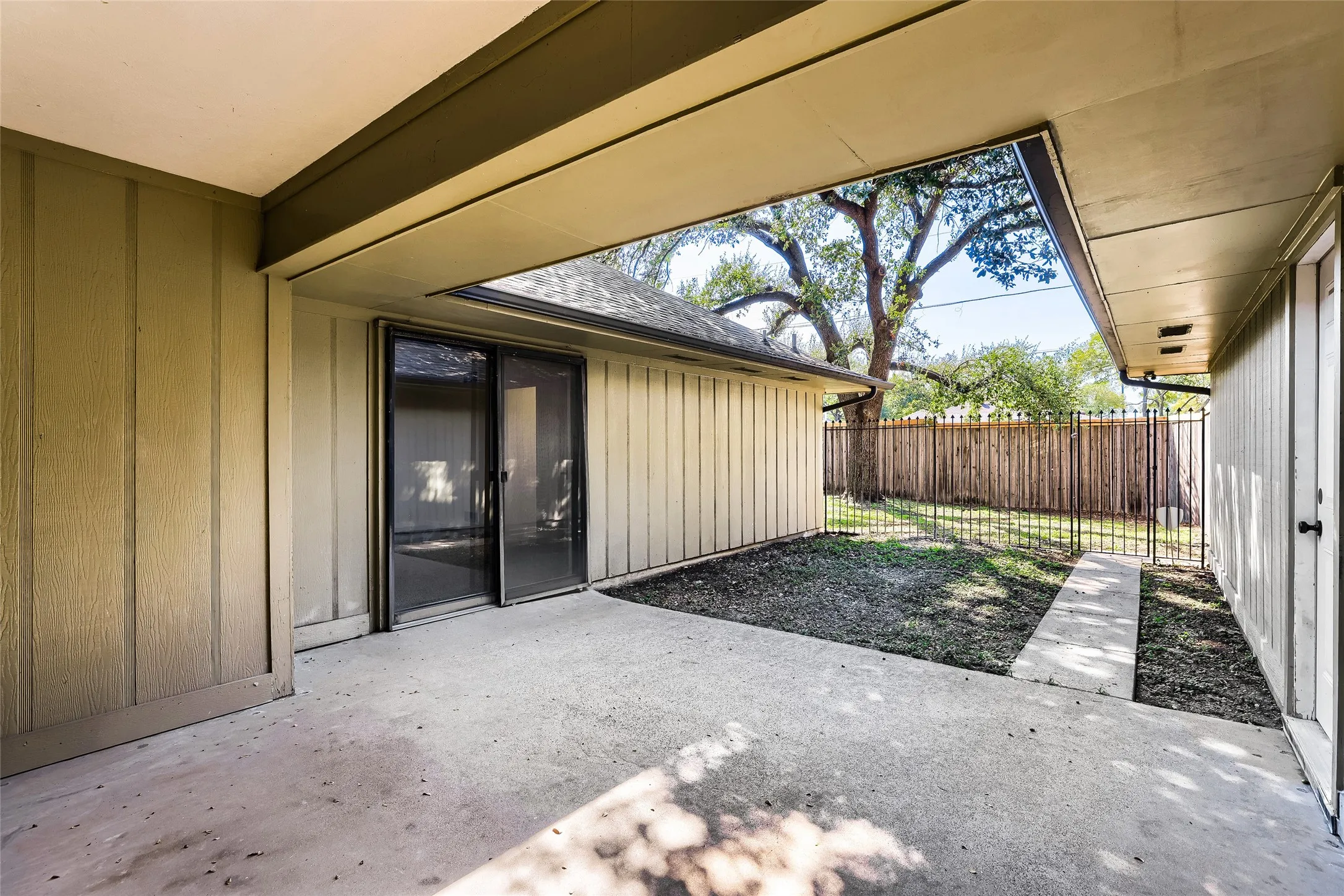 Single Family Residence For Sale in Dallas County , 5812 Winding Woods Trail, Dallas, Texas 75227, 3 Bedroom, 3 Bathroom, 2 Garage spaces, 1,965 Sqft, built in 1979, mls#21408474, Real Estate Agent in Dallas, Homes For Sale in Dallas county, Homes For Sale in Dallas, Realtor in Dallas Texas, Real Estate Brokerage Independent Realty Texas, Luminita Cordes Realtor