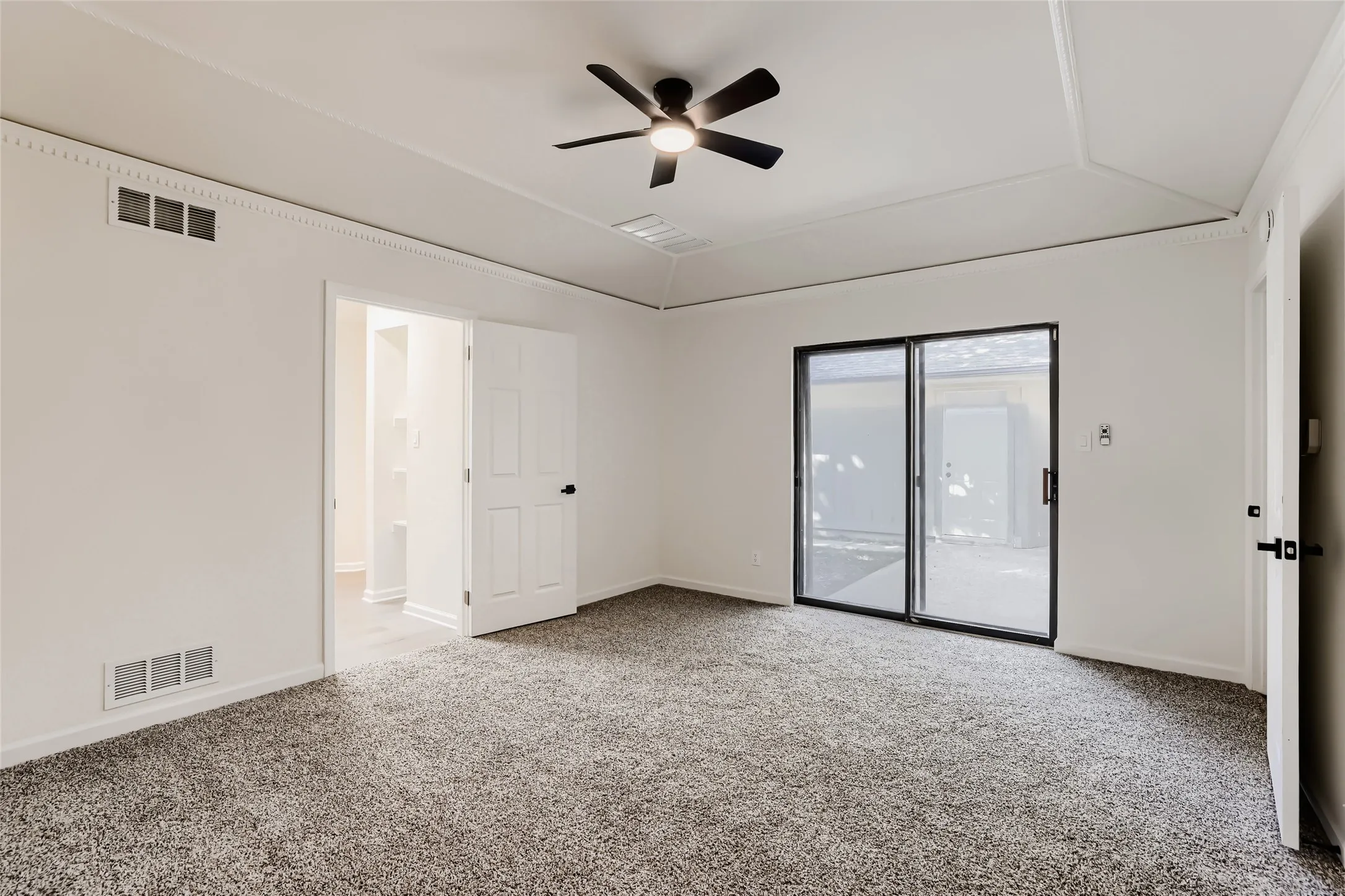 Single Family Residence For Sale in Dallas County , 5812 Winding Woods Trail, Dallas, Texas 75227, 3 Bedroom, 3 Bathroom, 2 Garage spaces, 1,965 Sqft, built in 1979, mls#21408474, Real Estate Agent in Dallas, Homes For Sale in Dallas county, Homes For Sale in Dallas, Realtor in Dallas Texas, Real Estate Brokerage Independent Realty Texas, Luminita Cordes Realtor