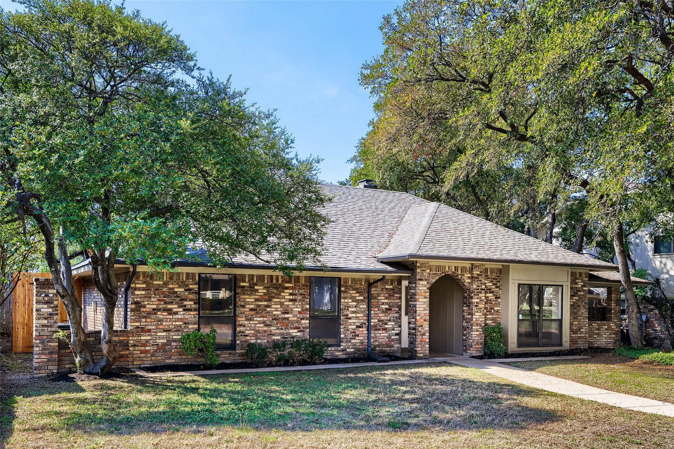 Single Family Residence For Sale in Dallas County , 5812 Winding Woods Trail, Dallas, Texas 75227, 3 Bedroom, 3 Bathroom, 2 Garage spaces, 1,965 Sqft, built in 1979, mls#21408474, Real Estate Agent in Dallas, Homes For Sale in Dallas county, Homes For Sale in Dallas, Realtor in Dallas Texas, Real Estate Brokerage Independent Realty Texas, Luminita Cordes Realtor