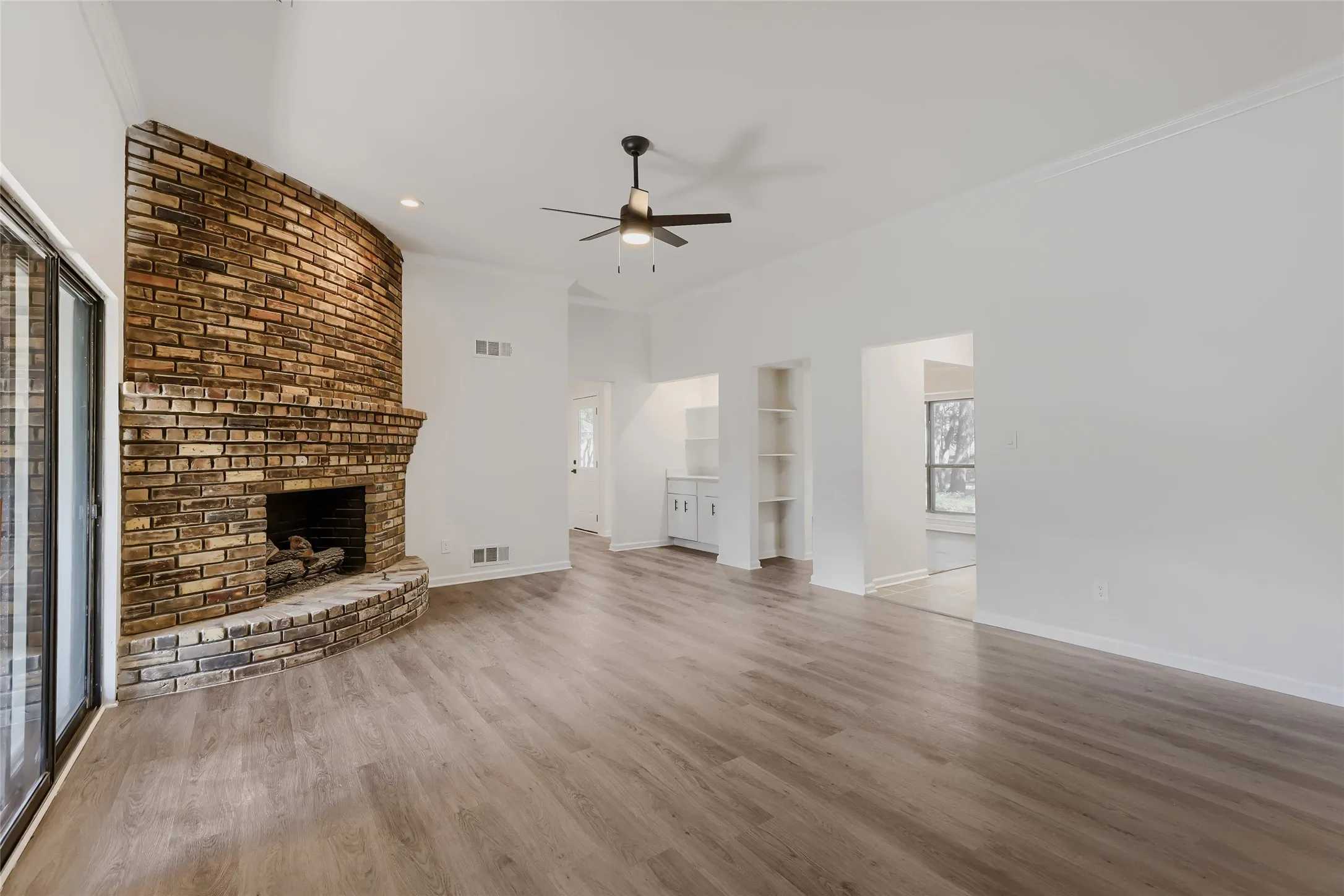 Single Family Residence For Sale in Dallas County , 5812 Winding Woods Trail, Dallas, Texas 75227, 3 Bedroom, 3 Bathroom, 2 Garage spaces, 1,965 Sqft, built in 1979, mls#21408474, Real Estate Agent in Dallas, Homes For Sale in Dallas county, Homes For Sale in Dallas, Realtor in Dallas Texas, Real Estate Brokerage Independent Realty Texas, Luminita Cordes Realtor