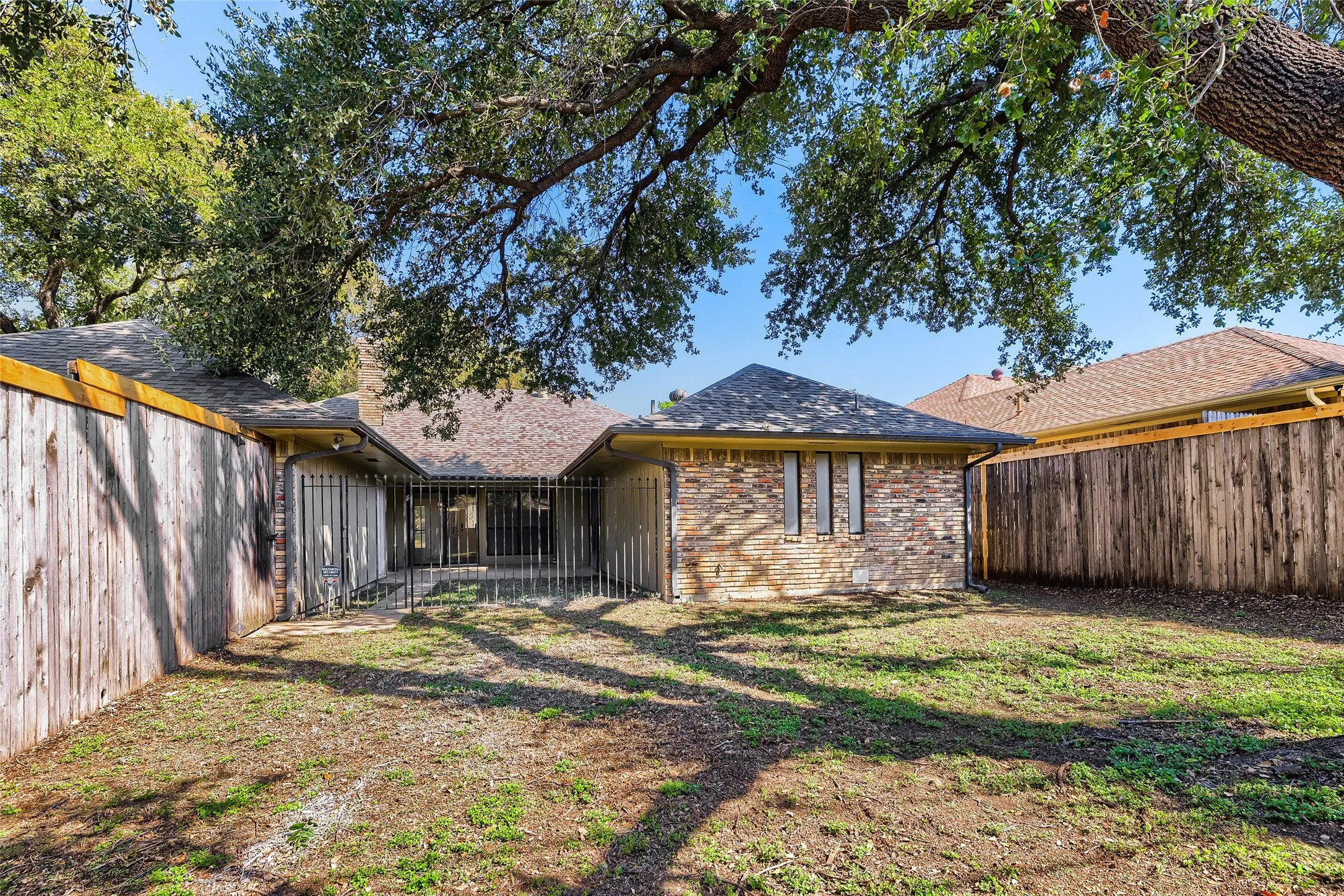 Single Family Residence For Sale in Dallas County , 5812 Winding Woods Trail, Dallas, Texas 75227, 3 Bedroom, 3 Bathroom, 2 Garage spaces, 1,965 Sqft, built in 1979, mls#21408474, Real Estate Agent in Dallas, Homes For Sale in Dallas county, Homes For Sale in Dallas, Realtor in Dallas Texas, Real Estate Brokerage Independent Realty Texas, Luminita Cordes Realtor