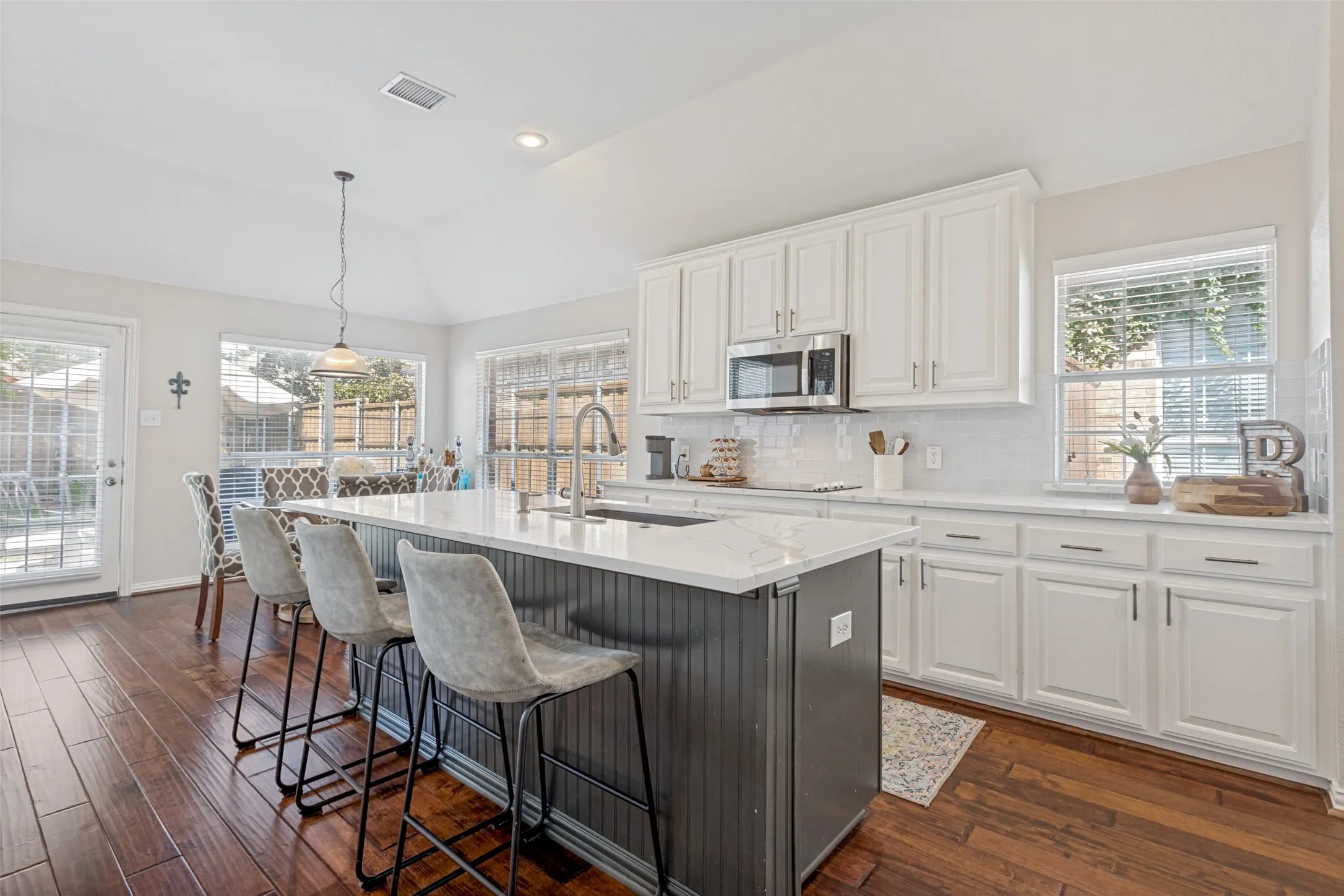 Single Family Residence For Rent in Dallas County , 6119 Laurel Crest Lane, Sachse, Texas 75048, 4 Bedroom, 2 Bathroom, 2 Garage spaces, 2,294 Sqft, built in 2003, mls#21410464, Real Estate Agent in Sachse, Homes For Rent in Dallas county, Homes For Rent in Sachse, Realtor in Sachse Texas, Real Estate Brokerage Independent Realty Texas, Luminita Cordes Realtor