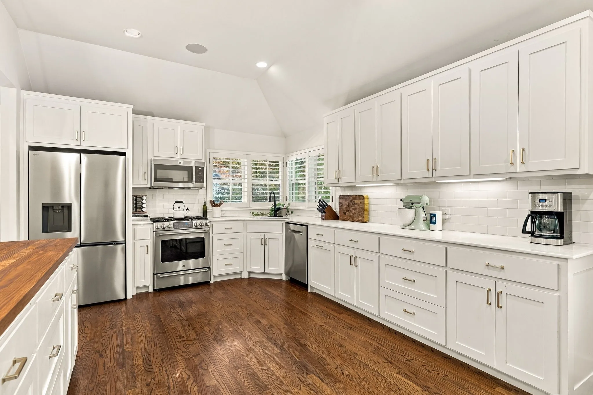 Single Family Residence For Sale in Dallas County , 6438 Mccommas Boulevard, Dallas, Texas 75214, 3 Bedroom, 3 Bathroom, 2 Garage spaces, 2,370 Sqft, built in 1977, mls#21398503, Real Estate Agent in Dallas, Homes For Sale in Dallas county, Homes For Sale in Dallas, Realtor in Dallas Texas, Real Estate Brokerage Independent Realty Texas, Luminita Cordes Realtor