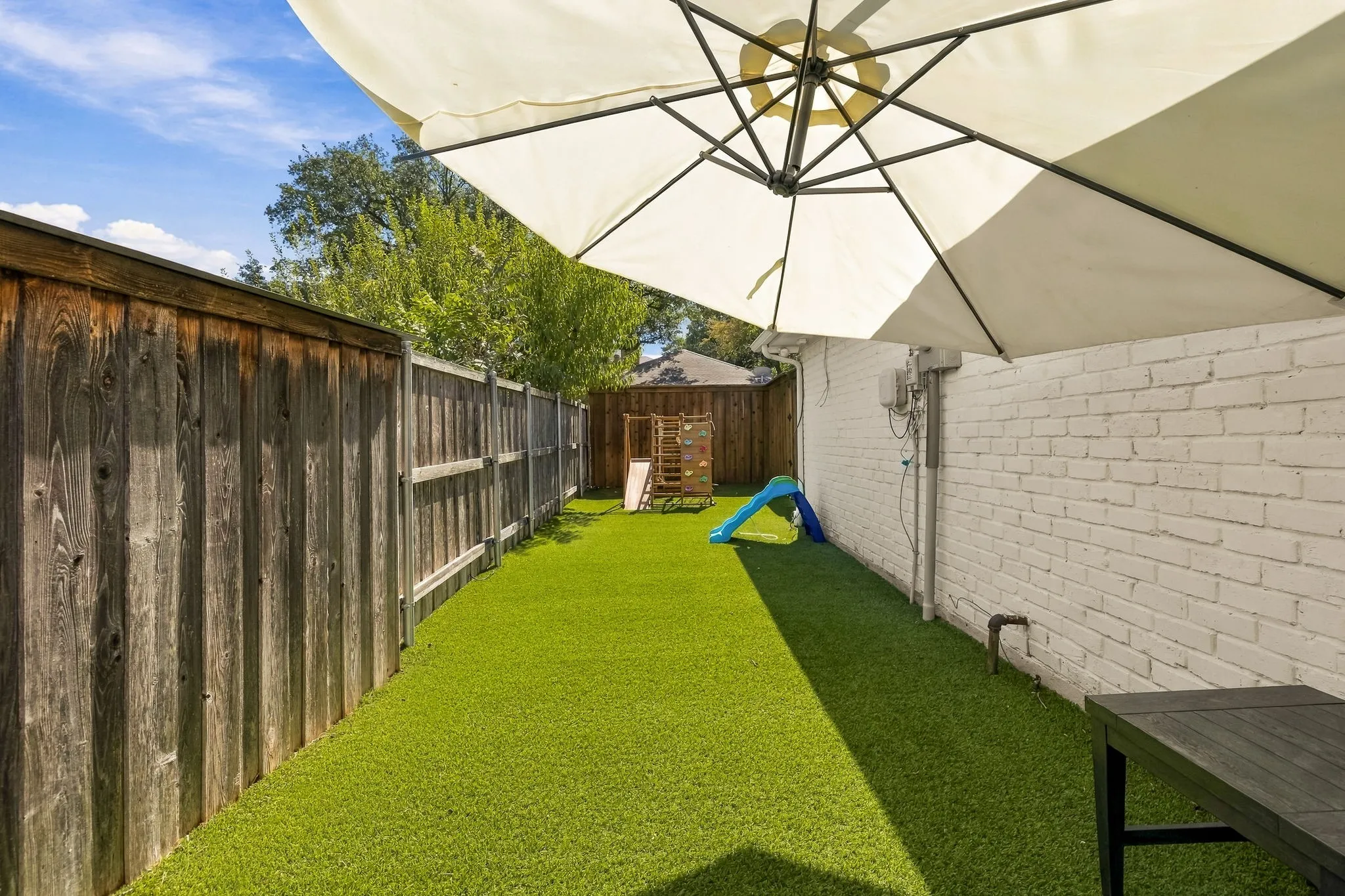 Single Family Residence For Sale in Dallas County , 6438 Mccommas Boulevard, Dallas, Texas 75214, 3 Bedroom, 3 Bathroom, 2 Garage spaces, 2,370 Sqft, built in 1977, mls#21398503, Real Estate Agent in Dallas, Homes For Sale in Dallas county, Homes For Sale in Dallas, Realtor in Dallas Texas, Real Estate Brokerage Independent Realty Texas, Luminita Cordes Realtor