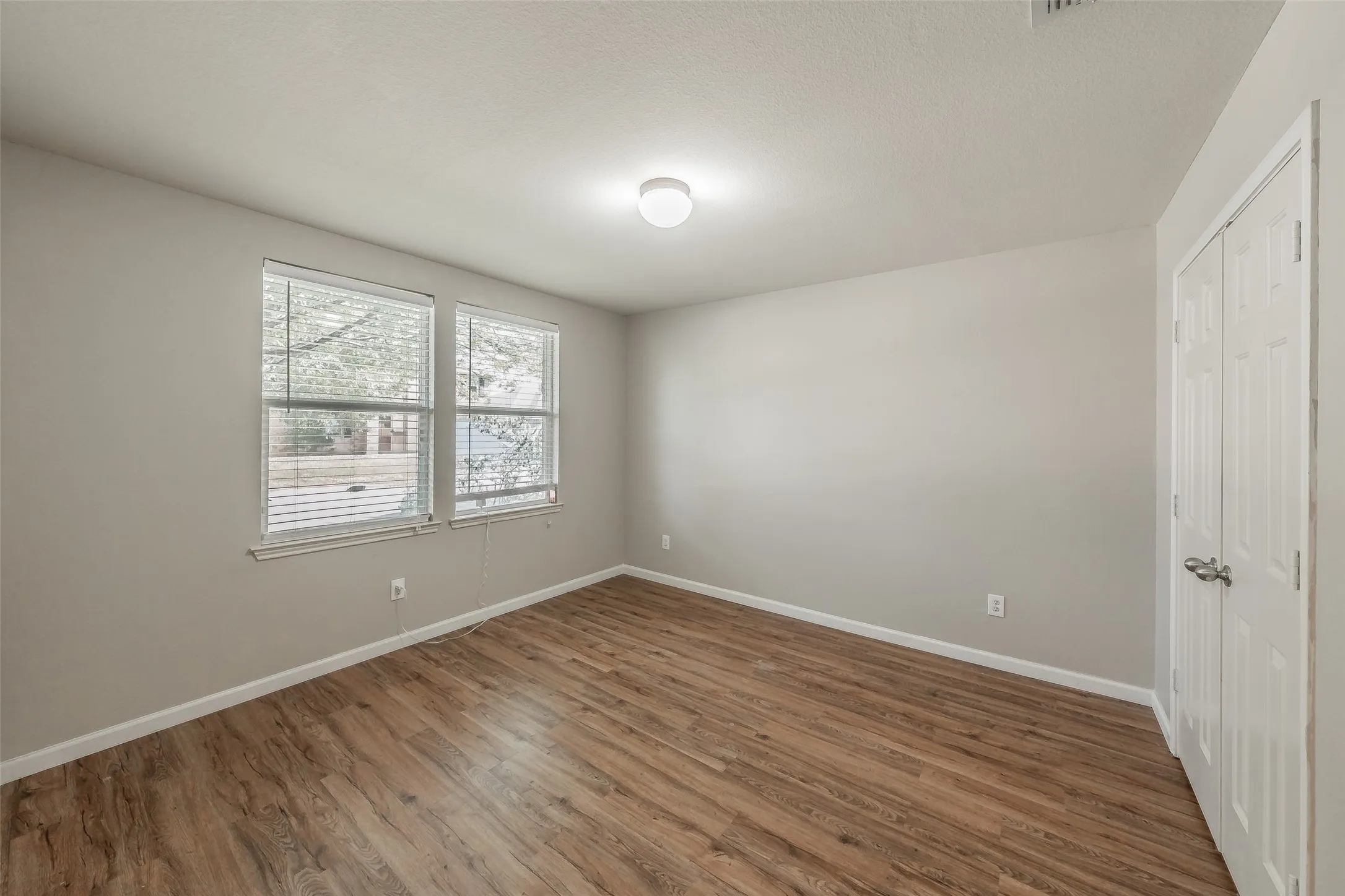 Wood-finish flooring with neutral wall paint