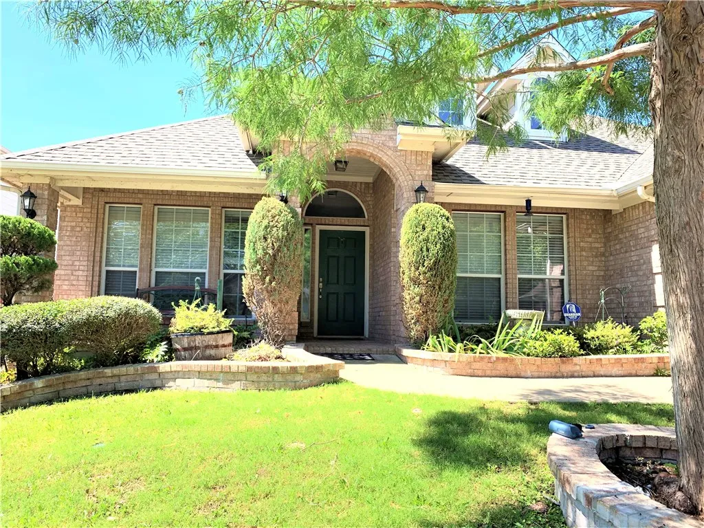 Single Family Residence For Rent in Tarrant County , 2808 Fossil Run Boulevard, Fort Worth, Texas 76131, 4 Bedroom, 2 Bathroom, 2 Garage spaces, 2,404 Sqft, built in 2003, mls#21410481, Real Estate Agent in Fort Worth, Homes For Rent in Tarrant county, Homes For Rent in Fort Worth, Realtor in Fort Worth Texas, Real Estate Brokerage Independent Realty Texas, Luminita Cordes Realtor