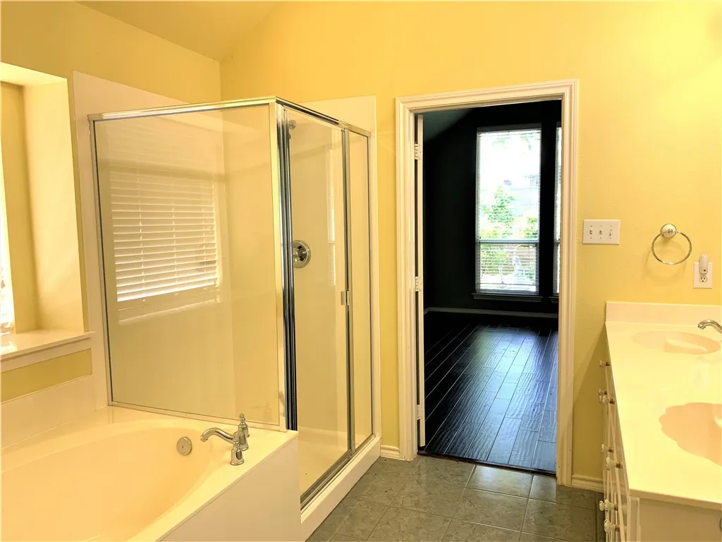 Single Family Residence For Rent in Tarrant County , 2808 Fossil Run Boulevard, Fort Worth, Texas 76131, 4 Bedroom, 2 Bathroom, 2 Garage spaces, 2,404 Sqft, built in 2003, mls#21410481, Real Estate Agent in Fort Worth, Homes For Rent in Tarrant county, Homes For Rent in Fort Worth, Realtor in Fort Worth Texas, Real Estate Brokerage Independent Realty Texas, Luminita Cordes Realtor