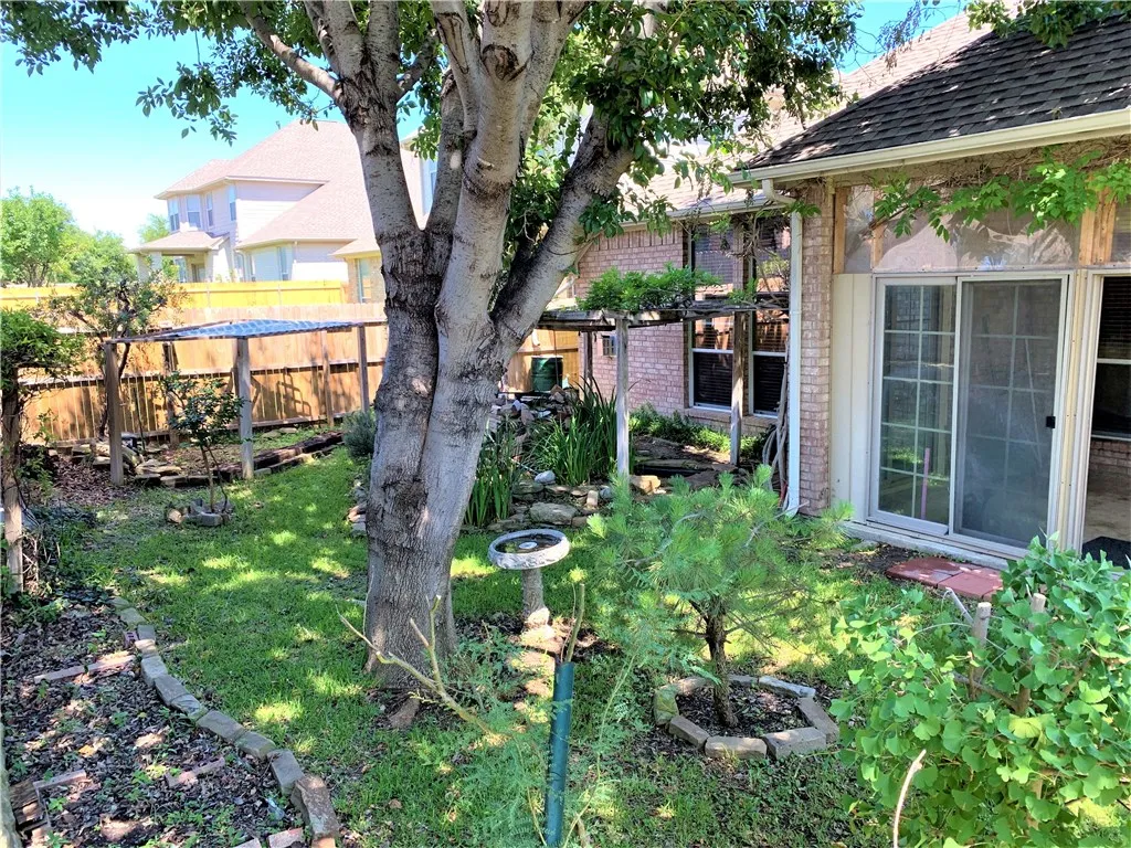 Single Family Residence For Rent in Tarrant County , 2808 Fossil Run Boulevard, Fort Worth, Texas 76131, 4 Bedroom, 2 Bathroom, 2 Garage spaces, 2,404 Sqft, built in 2003, mls#21410481, Real Estate Agent in Fort Worth, Homes For Rent in Tarrant county, Homes For Rent in Fort Worth, Realtor in Fort Worth Texas, Real Estate Brokerage Independent Realty Texas, Luminita Cordes Realtor