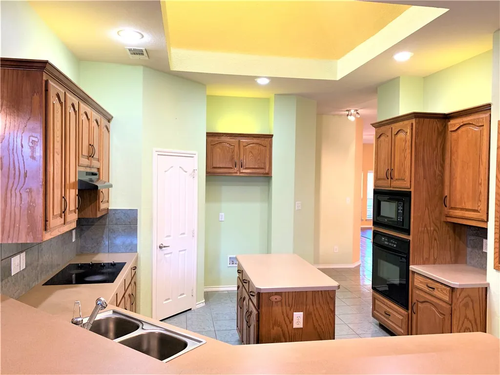 Single Family Residence For Rent in Tarrant County , 2808 Fossil Run Boulevard, Fort Worth, Texas 76131, 4 Bedroom, 2 Bathroom, 2 Garage spaces, 2,404 Sqft, built in 2003, mls#21410481, Real Estate Agent in Fort Worth, Homes For Rent in Tarrant county, Homes For Rent in Fort Worth, Realtor in Fort Worth Texas, Real Estate Brokerage Independent Realty Texas, Luminita Cordes Realtor