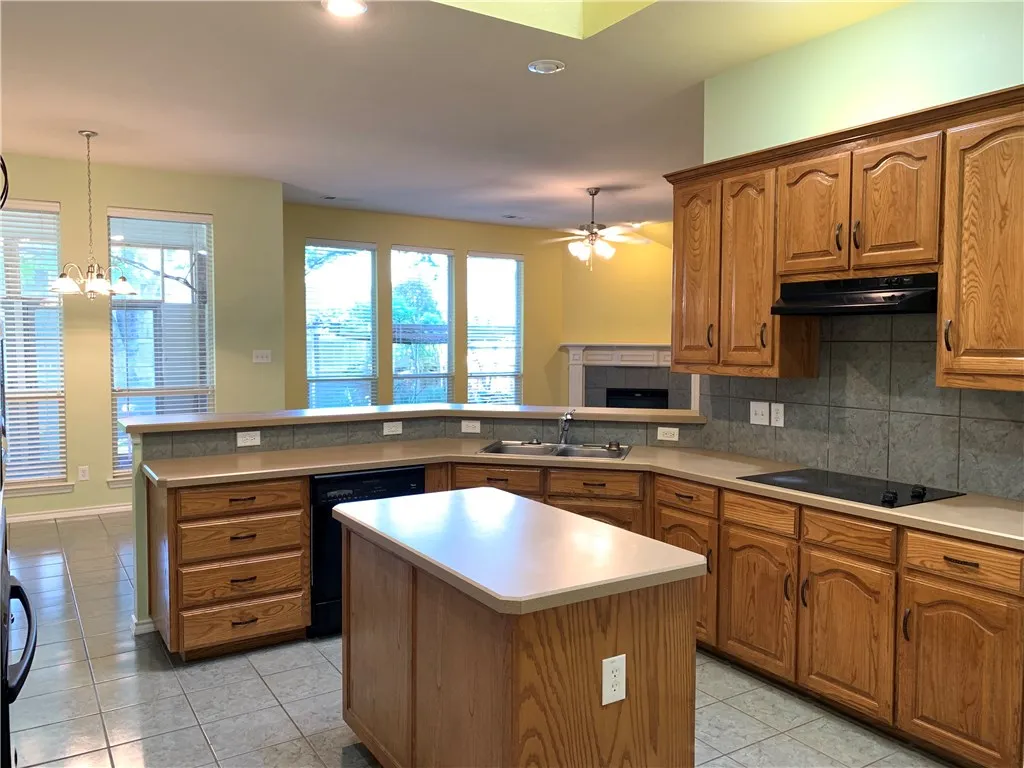 Single Family Residence For Rent in Tarrant County , 2808 Fossil Run Boulevard, Fort Worth, Texas 76131, 4 Bedroom, 2 Bathroom, 2 Garage spaces, 2,404 Sqft, built in 2003, mls#21410481, Real Estate Agent in Fort Worth, Homes For Rent in Tarrant county, Homes For Rent in Fort Worth, Realtor in Fort Worth Texas, Real Estate Brokerage Independent Realty Texas, Luminita Cordes Realtor