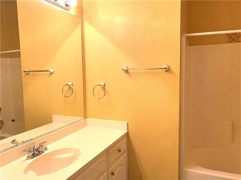 Single Family Residence For Rent in Tarrant County , 2808 Fossil Run Boulevard, Fort Worth, Texas 76131, 4 Bedroom, 2 Bathroom, 2 Garage spaces, 2,404 Sqft, built in 2003, mls#21410481, Real Estate Agent in Fort Worth, Homes For Rent in Tarrant county, Homes For Rent in Fort Worth, Realtor in Fort Worth Texas, Real Estate Brokerage Independent Realty Texas, Luminita Cordes Realtor