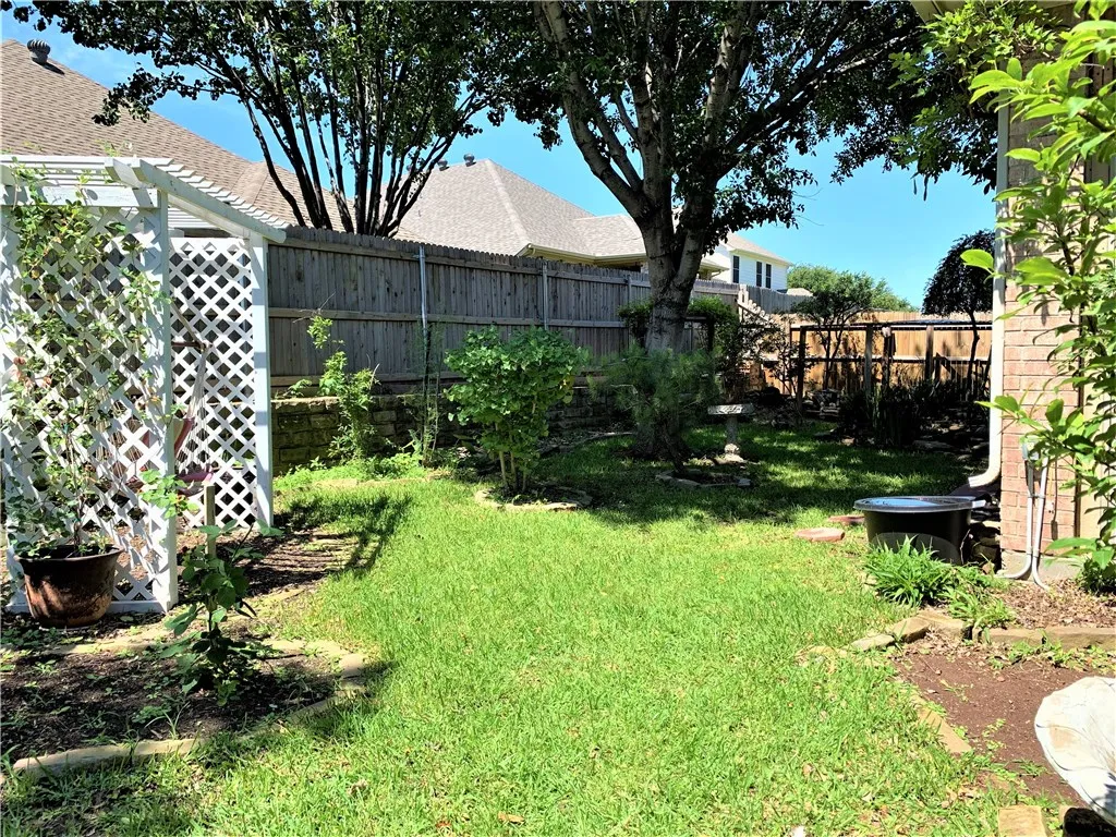 Single Family Residence For Rent in Tarrant County , 2808 Fossil Run Boulevard, Fort Worth, Texas 76131, 4 Bedroom, 2 Bathroom, 2 Garage spaces, 2,404 Sqft, built in 2003, mls#21410481, Real Estate Agent in Fort Worth, Homes For Rent in Tarrant county, Homes For Rent in Fort Worth, Realtor in Fort Worth Texas, Real Estate Brokerage Independent Realty Texas, Luminita Cordes Realtor