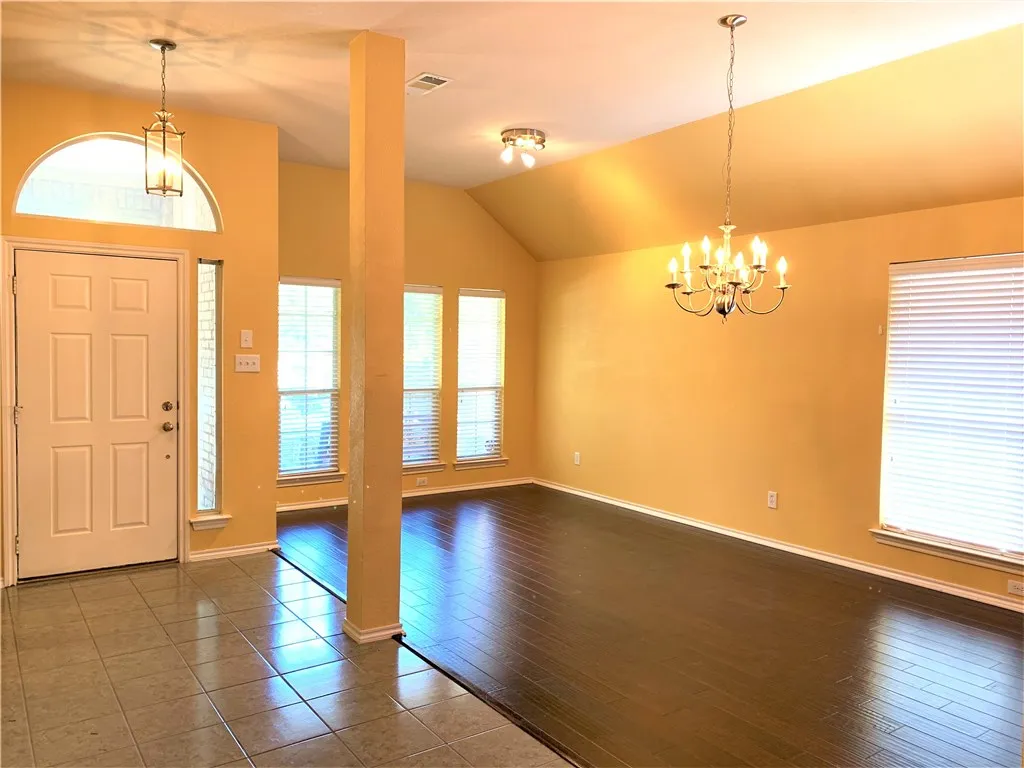 Single Family Residence For Rent in Tarrant County , 2808 Fossil Run Boulevard, Fort Worth, Texas 76131, 4 Bedroom, 2 Bathroom, 2 Garage spaces, 2,404 Sqft, built in 2003, mls#21410481, Real Estate Agent in Fort Worth, Homes For Rent in Tarrant county, Homes For Rent in Fort Worth, Realtor in Fort Worth Texas, Real Estate Brokerage Independent Realty Texas, Luminita Cordes Realtor