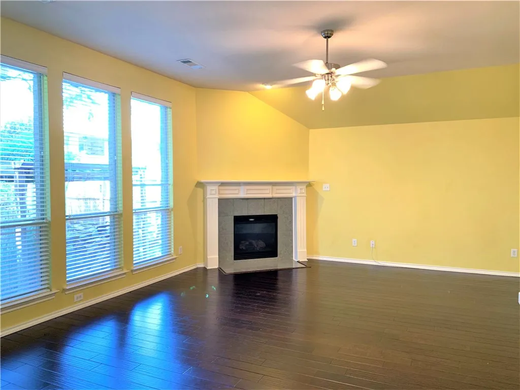 Single Family Residence For Rent in Tarrant County , 2808 Fossil Run Boulevard, Fort Worth, Texas 76131, 4 Bedroom, 2 Bathroom, 2 Garage spaces, 2,404 Sqft, built in 2003, mls#21410481, Real Estate Agent in Fort Worth, Homes For Rent in Tarrant county, Homes For Rent in Fort Worth, Realtor in Fort Worth Texas, Real Estate Brokerage Independent Realty Texas, Luminita Cordes Realtor