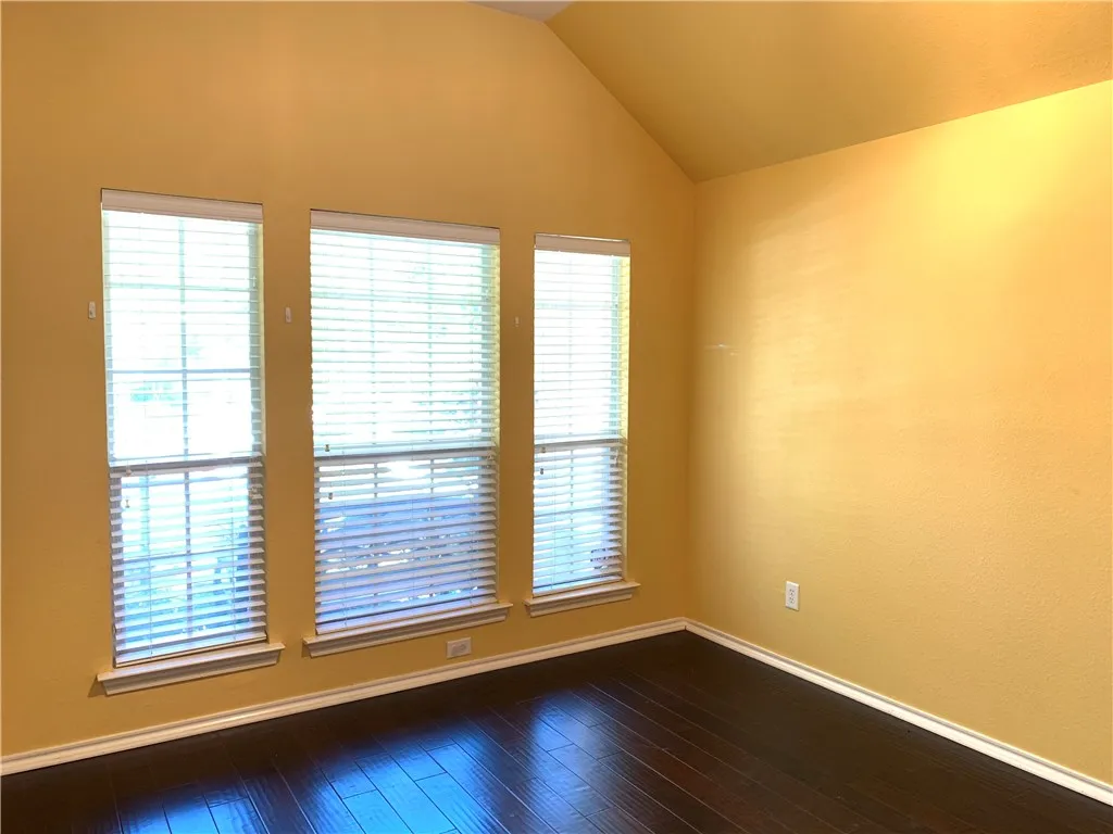 Single Family Residence For Rent in Tarrant County , 2808 Fossil Run Boulevard, Fort Worth, Texas 76131, 4 Bedroom, 2 Bathroom, 2 Garage spaces, 2,404 Sqft, built in 2003, mls#21410481, Real Estate Agent in Fort Worth, Homes For Rent in Tarrant county, Homes For Rent in Fort Worth, Realtor in Fort Worth Texas, Real Estate Brokerage Independent Realty Texas, Luminita Cordes Realtor