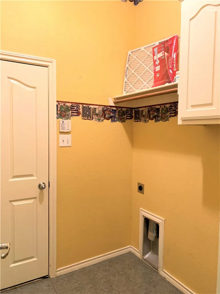Single Family Residence For Rent in Tarrant County , 2808 Fossil Run Boulevard, Fort Worth, Texas 76131, 4 Bedroom, 2 Bathroom, 2 Garage spaces, 2,404 Sqft, built in 2003, mls#21410481, Real Estate Agent in Fort Worth, Homes For Rent in Tarrant county, Homes For Rent in Fort Worth, Realtor in Fort Worth Texas, Real Estate Brokerage Independent Realty Texas, Luminita Cordes Realtor