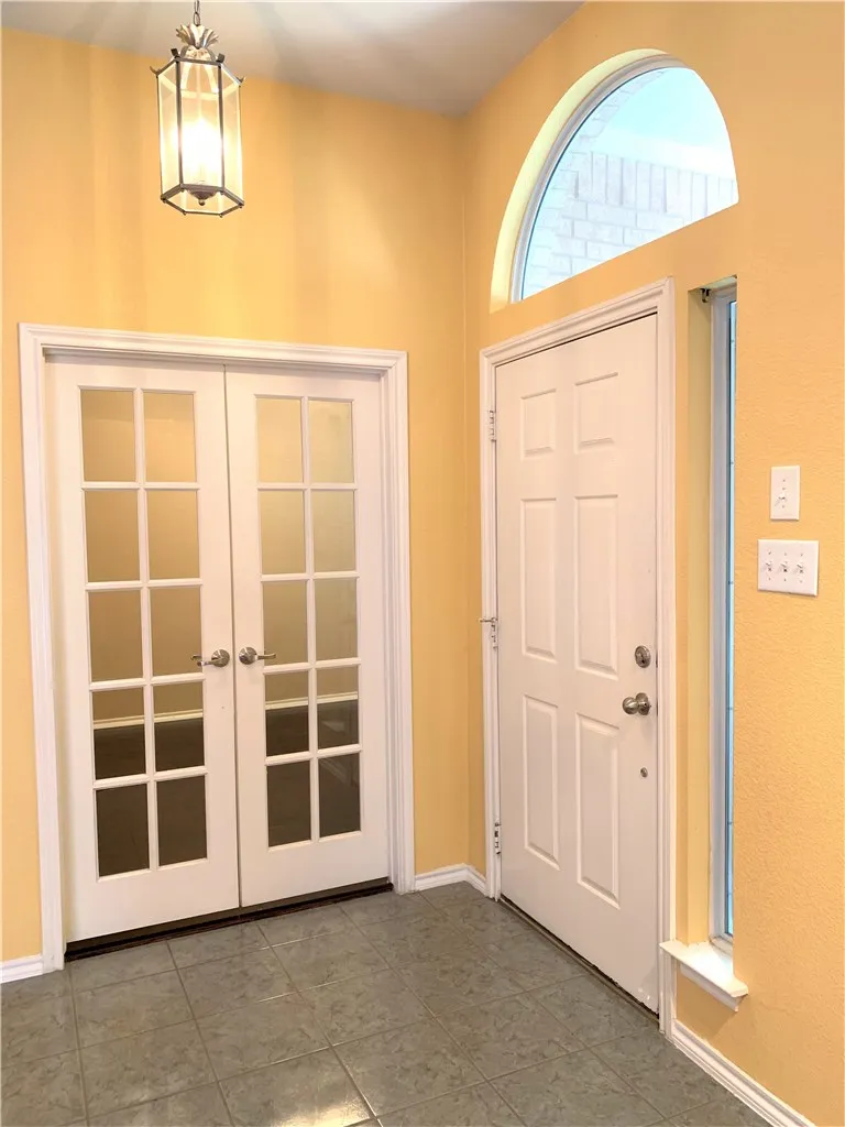Single Family Residence For Rent in Tarrant County , 2808 Fossil Run Boulevard, Fort Worth, Texas 76131, 4 Bedroom, 2 Bathroom, 2 Garage spaces, 2,404 Sqft, built in 2003, mls#21410481, Real Estate Agent in Fort Worth, Homes For Rent in Tarrant county, Homes For Rent in Fort Worth, Realtor in Fort Worth Texas, Real Estate Brokerage Independent Realty Texas, Luminita Cordes Realtor