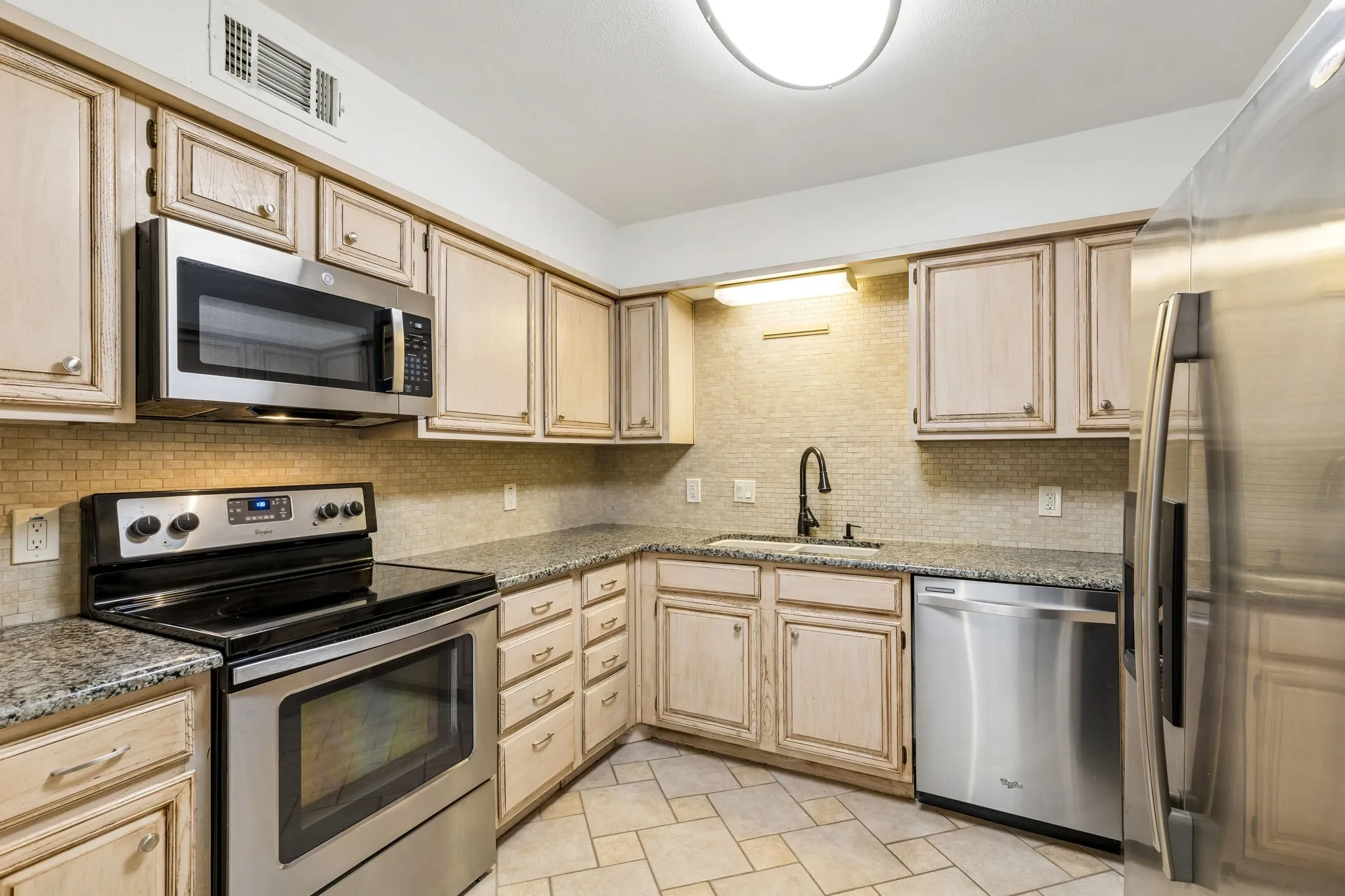 Townhouse For Rent in Dallas County , 9631 Baseline Drive, Dallas, Texas 75243, 2 Bedroom, 2 Bathroom, 2 Garage spaces, 1,406 Sqft, built in 1977, mls#21408960, Real Estate Agent in Dallas, Homes For Rent in Dallas county, Homes For Rent in Dallas, Realtor in Dallas Texas, Real Estate Brokerage Independent Realty Texas, Luminita Cordes Realtor
