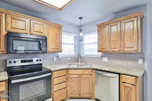 Single Family Residence For Rent in Taylor County , 5109 Many Waters Drive, Abilene, Texas 79602, 3 Bedroom, 2 Bathroom, 2 Garage spaces, 1,473 Sqft, built in 2010, mls#21410504, Real Estate Agent in Abilene, Homes For Rent in Taylor county, Homes For Rent in Abilene, Realtor in Abilene Texas, Real Estate Brokerage Independent Realty Texas, Luminita Cordes Realtor