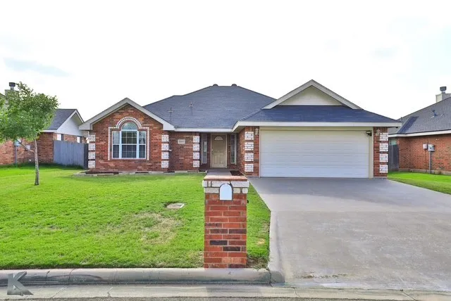 Single Family Residence For Rent in Taylor County , 5109 Many Waters Drive, Abilene, Texas 79602, 3 Bedroom, 2 Bathroom, 2 Garage spaces, 1,473 Sqft, built in 2010, mls#21410504, Real Estate Agent in Abilene, Homes For Rent in Taylor county, Homes For Rent in Abilene, Realtor in Abilene Texas, Real Estate Brokerage Independent Realty Texas, Luminita Cordes Realtor