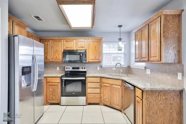 Single Family Residence For Rent in Taylor County , 5109 Many Waters Drive, Abilene, Texas 79602, 3 Bedroom, 2 Bathroom, 2 Garage spaces, 1,473 Sqft, built in 2010, mls#21410504, Real Estate Agent in Abilene, Homes For Rent in Taylor county, Homes For Rent in Abilene, Realtor in Abilene Texas, Real Estate Brokerage Independent Realty Texas, Luminita Cordes Realtor