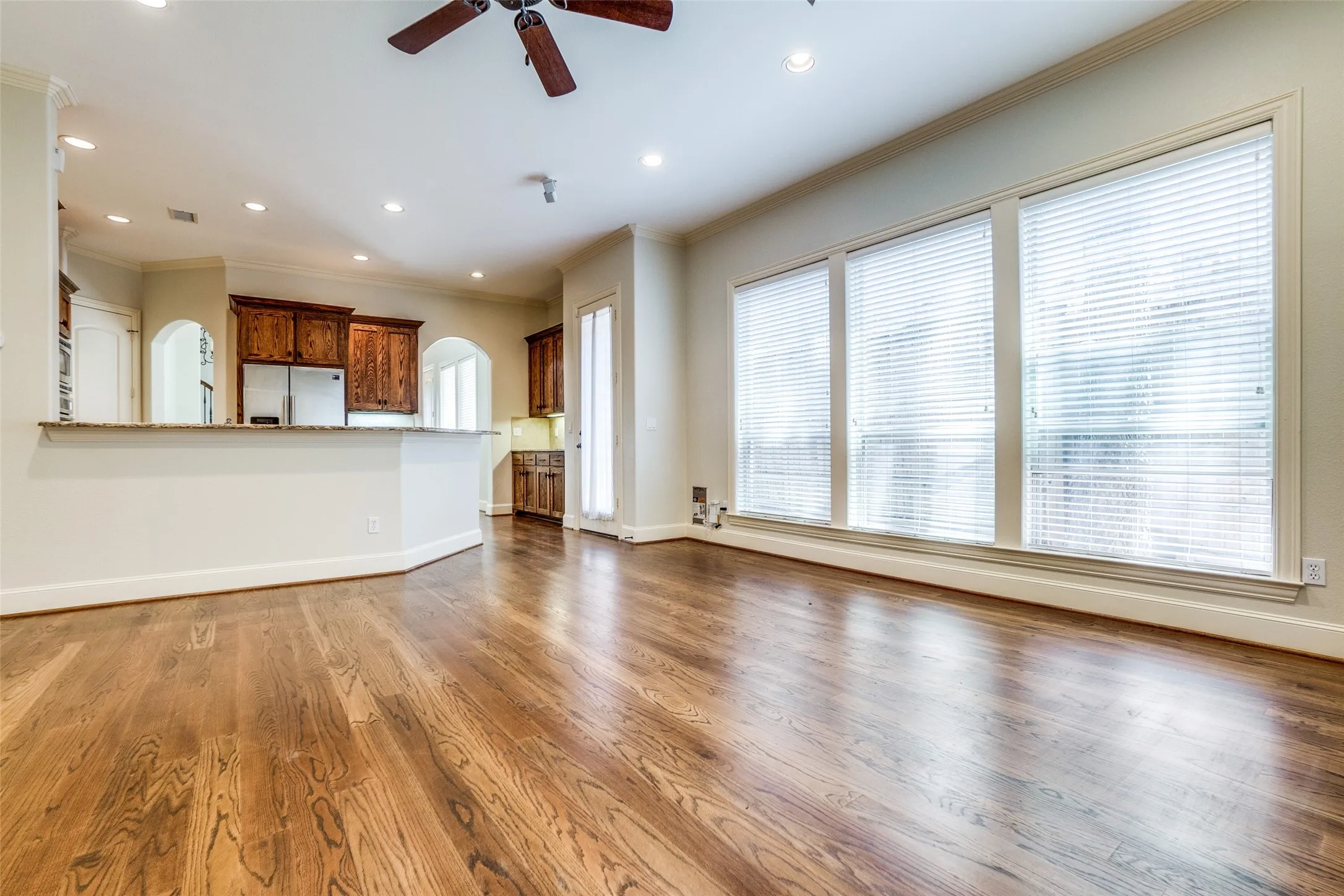 Single Family Residence For Rent in Dallas County , 5630 Ellsworth Avenue, Dallas, Texas 75206, 3 Bedroom, 3 Bathroom, 2 Garage spaces, 2,610 Sqft, built in 2005, mls#21410492, Real Estate Agent in Dallas, Homes For Rent in Dallas county, Homes For Rent in Dallas, Realtor in Dallas Texas, Real Estate Brokerage Independent Realty Texas, Luminita Cordes Realtor