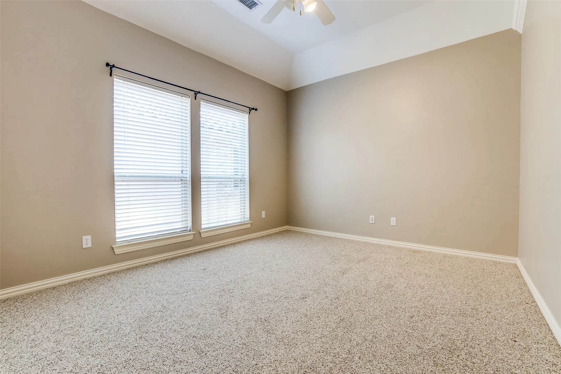 Single Family Residence For Rent in Dallas County , 5630 Ellsworth Avenue, Dallas, Texas 75206, 3 Bedroom, 3 Bathroom, 2 Garage spaces, 2,610 Sqft, built in 2005, mls#21410492, Real Estate Agent in Dallas, Homes For Rent in Dallas county, Homes For Rent in Dallas, Realtor in Dallas Texas, Real Estate Brokerage Independent Realty Texas, Luminita Cordes Realtor