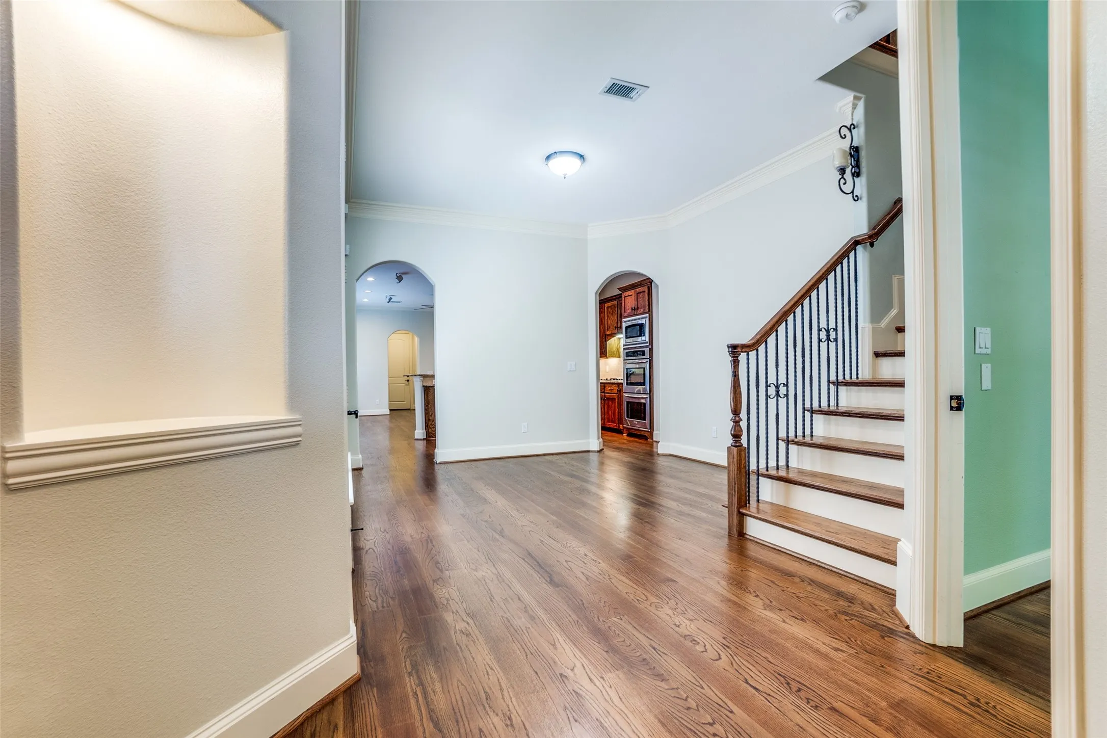Single Family Residence For Rent in Dallas County , 5630 Ellsworth Avenue, Dallas, Texas 75206, 3 Bedroom, 3 Bathroom, 2 Garage spaces, 2,610 Sqft, built in 2005, mls#21410492, Real Estate Agent in Dallas, Homes For Rent in Dallas county, Homes For Rent in Dallas, Realtor in Dallas Texas, Real Estate Brokerage Independent Realty Texas, Luminita Cordes Realtor