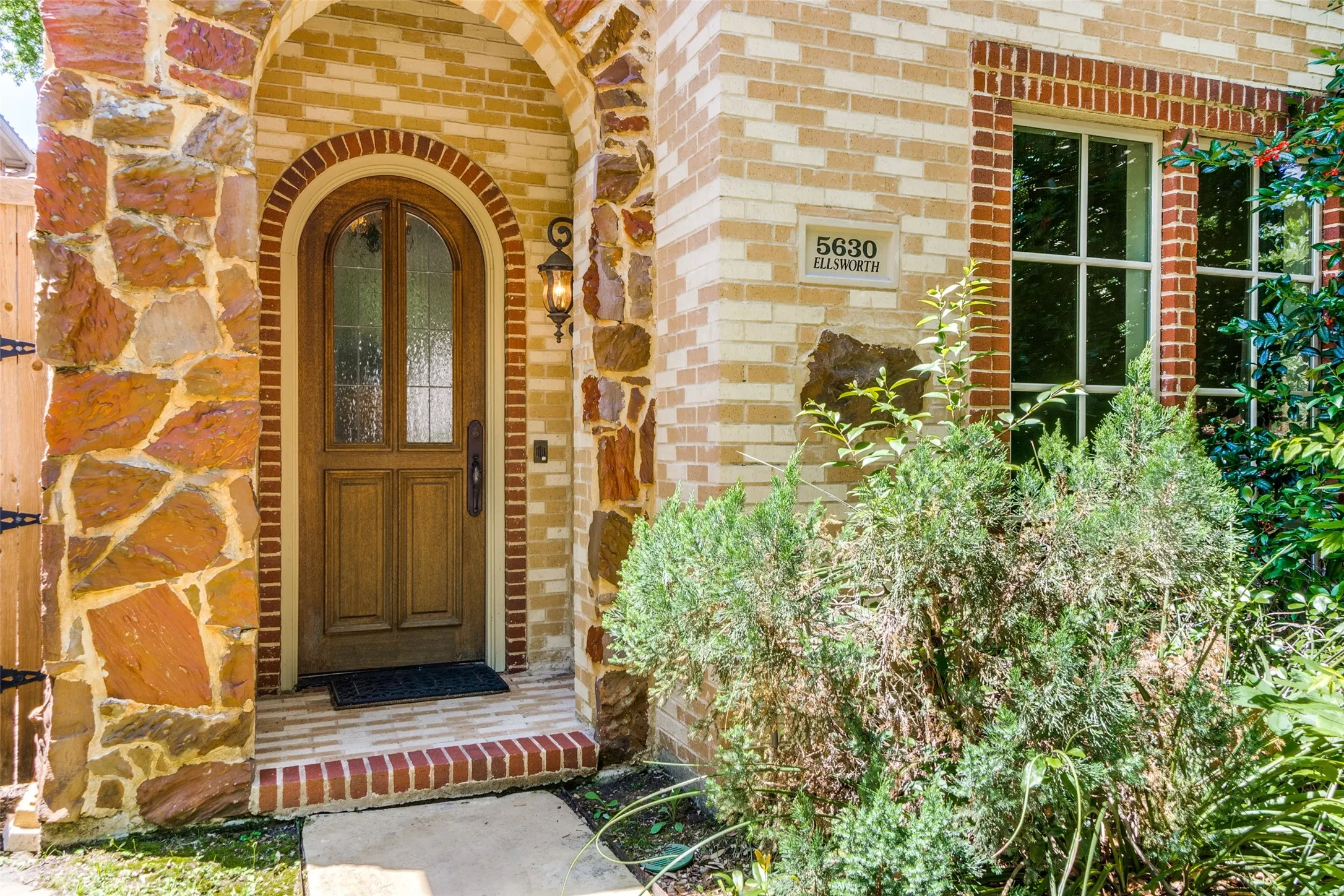 Single Family Residence For Rent in Dallas County , 5630 Ellsworth Avenue, Dallas, Texas 75206, 3 Bedroom, 3 Bathroom, 2 Garage spaces, 2,610 Sqft, built in 2005, mls#21410492, Real Estate Agent in Dallas, Homes For Rent in Dallas county, Homes For Rent in Dallas, Realtor in Dallas Texas, Real Estate Brokerage Independent Realty Texas, Luminita Cordes Realtor