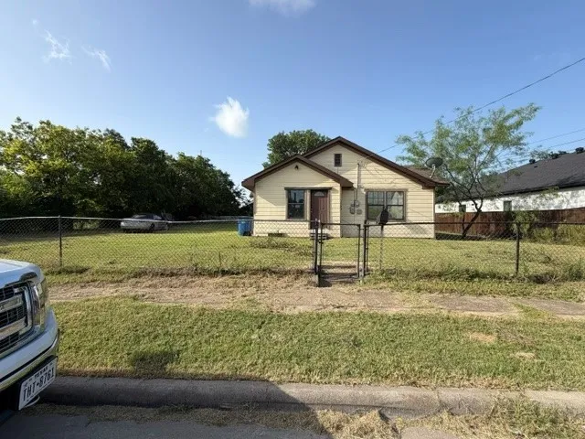 Single Family Residence For Sale in Dallas County , 3512 Toronto Street, Dallas, Texas 75212, 1 Bedroom, 1 Bathroom, Garage spaces, 1,656 Sqft, built in 1945, mls#21410508, Real Estate Agent in Dallas, Homes For Sale in Dallas county, Homes For Sale in Dallas, Realtor in Dallas Texas, Real Estate Brokerage Independent Realty Texas, Luminita Cordes Realtor