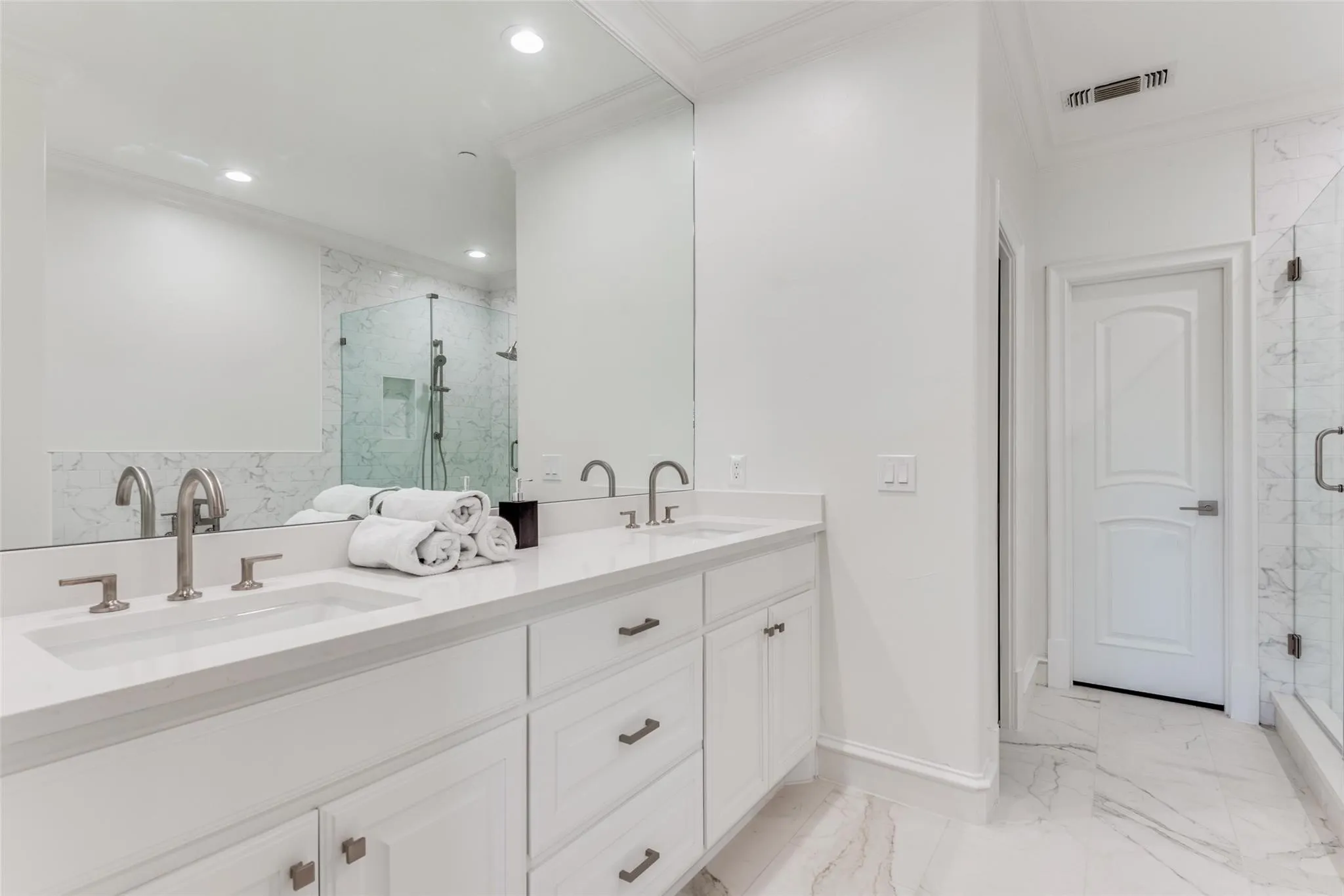 Townhouse For Rent in Dallas County , 4608 Abbott Avenue 103, Highland Park, Texas 75205, 3 Bedroom, 4 Bathroom, 2 Garage spaces, 2,418 Sqft, built in 2007, mls#21410466, Real Estate Agent in Highland Park, Homes For Rent in Dallas county, Homes For Rent in Highland Park, Realtor in Highland Park Texas, Real Estate Brokerage Independent Realty Texas, Luminita Cordes Realtor