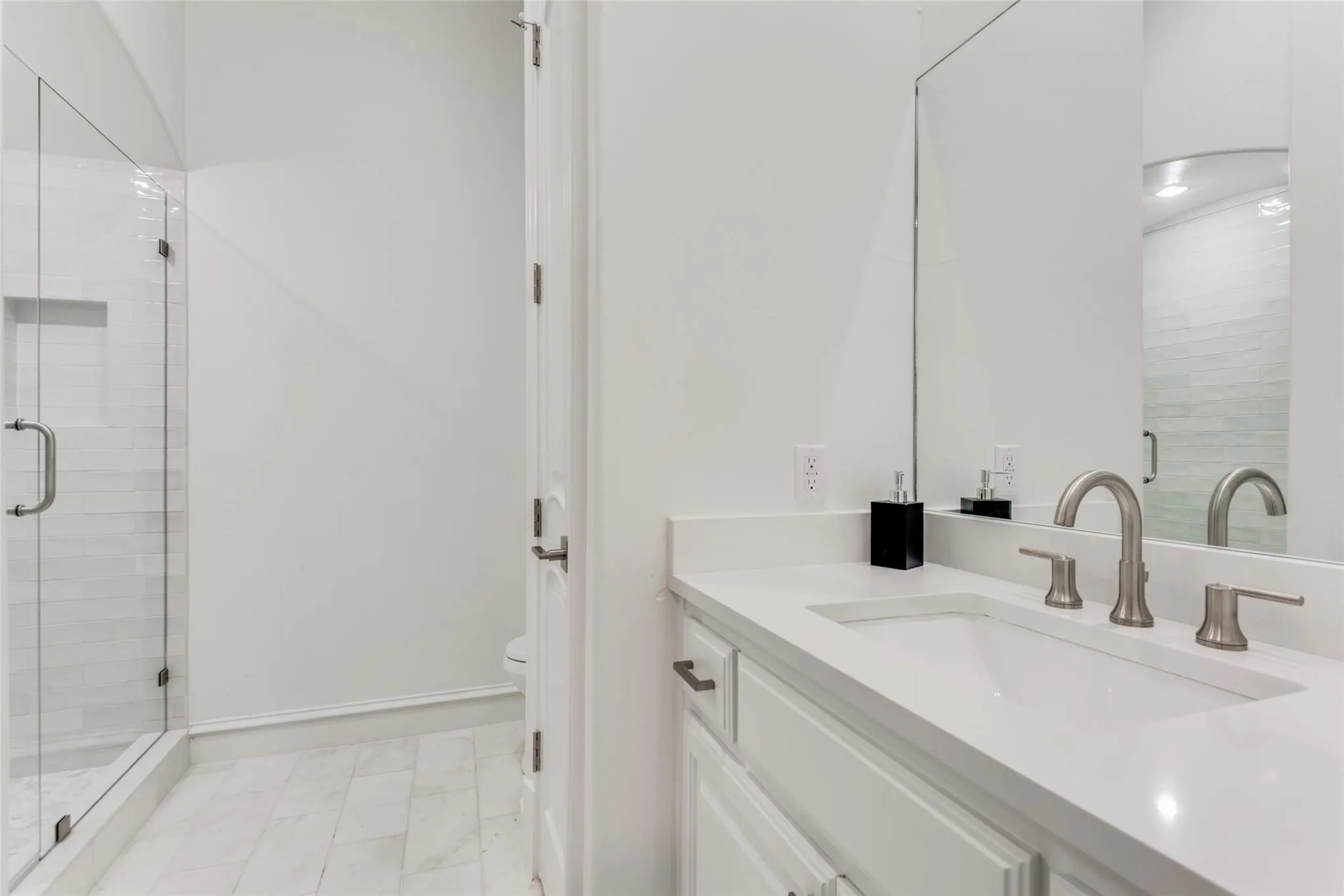 Townhouse For Rent in Dallas County , 4608 Abbott Avenue 103, Highland Park, Texas 75205, 3 Bedroom, 4 Bathroom, 2 Garage spaces, 2,418 Sqft, built in 2007, mls#21410466, Real Estate Agent in Highland Park, Homes For Rent in Dallas county, Homes For Rent in Highland Park, Realtor in Highland Park Texas, Real Estate Brokerage Independent Realty Texas, Luminita Cordes Realtor
