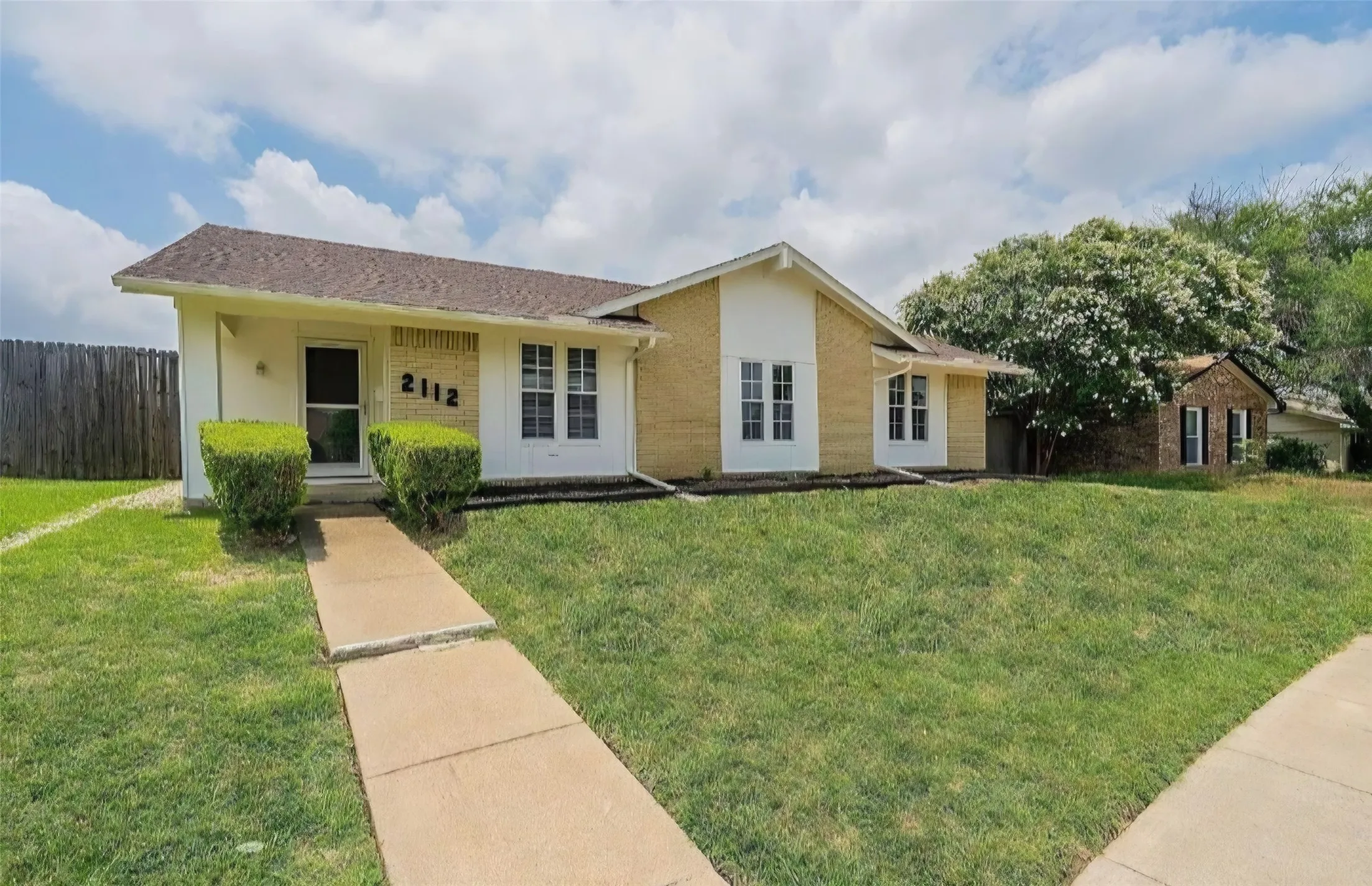 Single Family Residence For Rent in Denton County , 2112 Cedarcrest Drive, Carrollton, Texas 75007, 4 Bedroom, 2 Bathroom, 2 Garage spaces, 1,621 Sqft, built in 1973, mls#21410510, Real Estate Agent in Carrollton, Homes For Rent in Denton county, Homes For Rent in Carrollton, Realtor in Carrollton Texas, Real Estate Brokerage Independent Realty Texas, Luminita Cordes Realtor