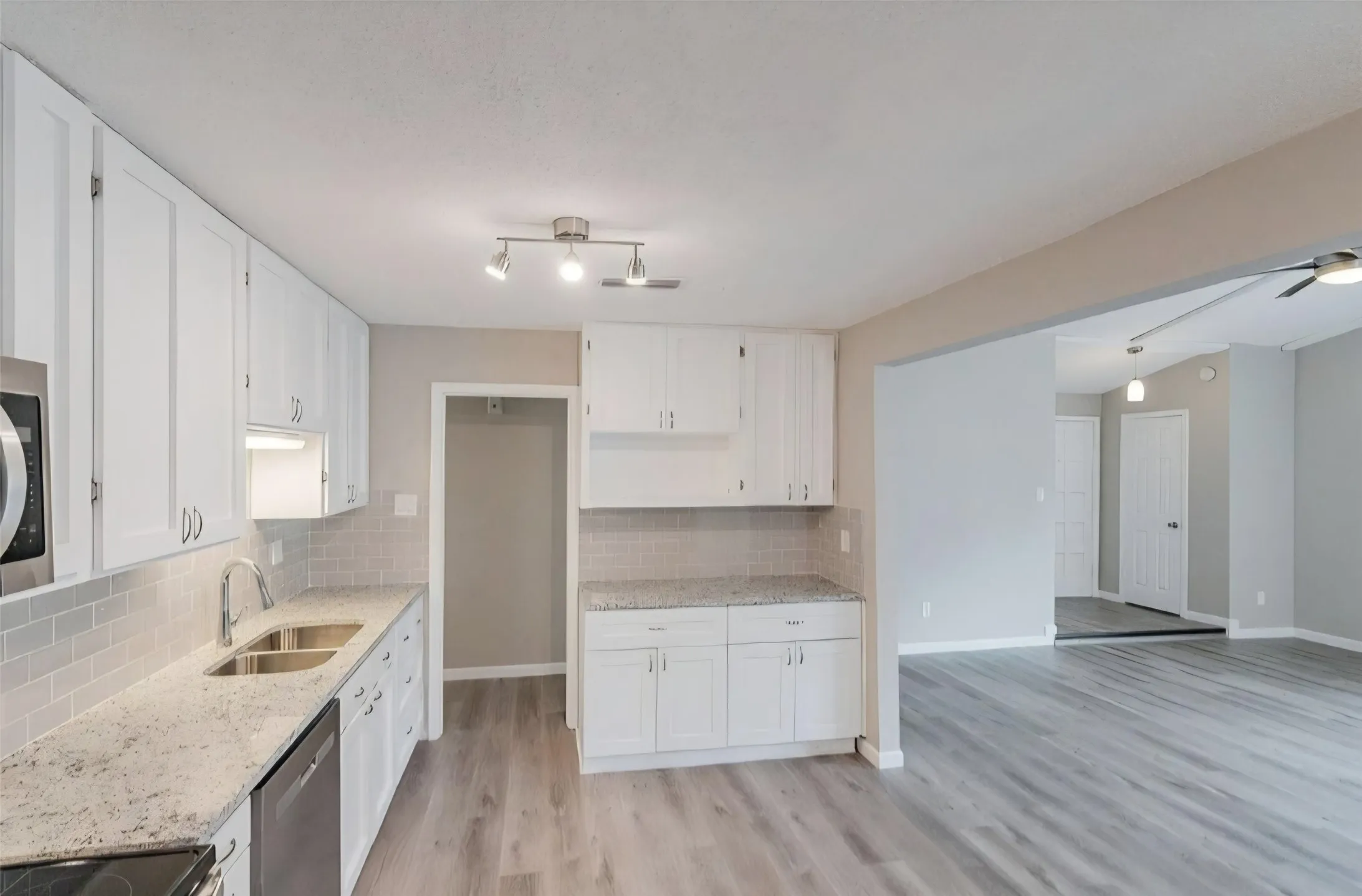 Single Family Residence For Rent in Denton County , 2112 Cedarcrest Drive, Carrollton, Texas 75007, 4 Bedroom, 2 Bathroom, 2 Garage spaces, 1,621 Sqft, built in 1973, mls#21410510, Real Estate Agent in Carrollton, Homes For Rent in Denton county, Homes For Rent in Carrollton, Realtor in Carrollton Texas, Real Estate Brokerage Independent Realty Texas, Luminita Cordes Realtor