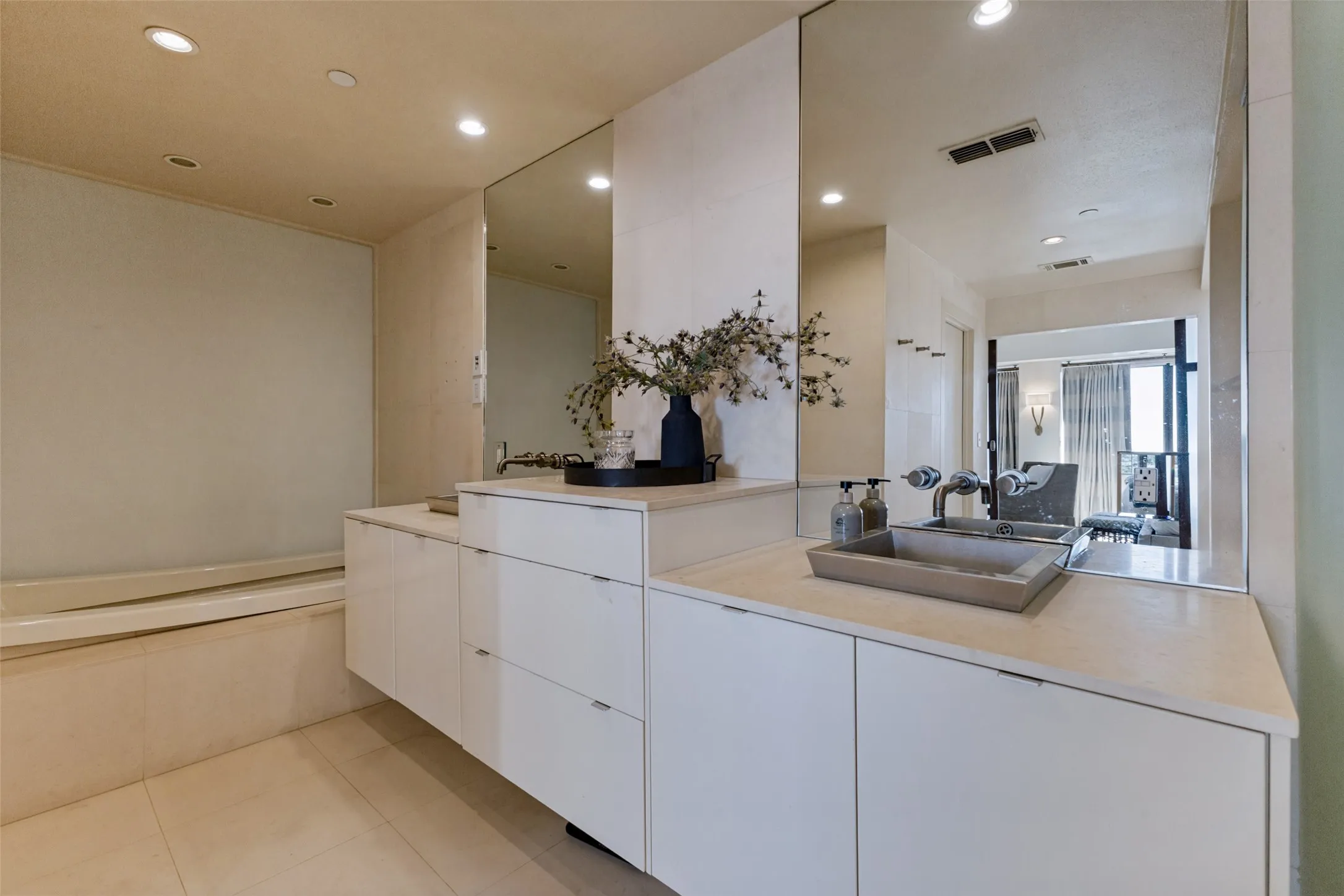 Single Family Residence For Sale in Dallas County , 3831 Turtle Creek Boulevard 22C, Dallas, Texas 75219, 2 Bedroom, 3 Bathroom, 2 Garage spaces, 2,074 Sqft, built in 1981, mls#21409958, Real Estate Agent in Dallas, Homes For Sale in Dallas county, Homes For Sale in Dallas, Realtor in Dallas Texas, Real Estate Brokerage Independent Realty Texas, Luminita Cordes Realtor