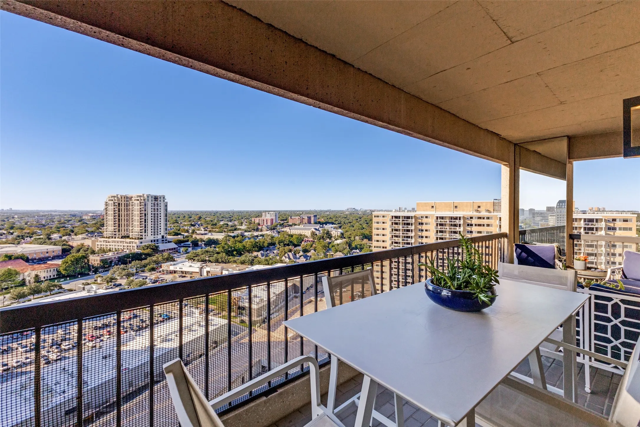 Single Family Residence For Sale in Dallas County , 3831 Turtle Creek Boulevard 22C, Dallas, Texas 75219, 2 Bedroom, 3 Bathroom, 2 Garage spaces, 2,074 Sqft, built in 1981, mls#21409958, Real Estate Agent in Dallas, Homes For Sale in Dallas county, Homes For Sale in Dallas, Realtor in Dallas Texas, Real Estate Brokerage Independent Realty Texas, Luminita Cordes Realtor