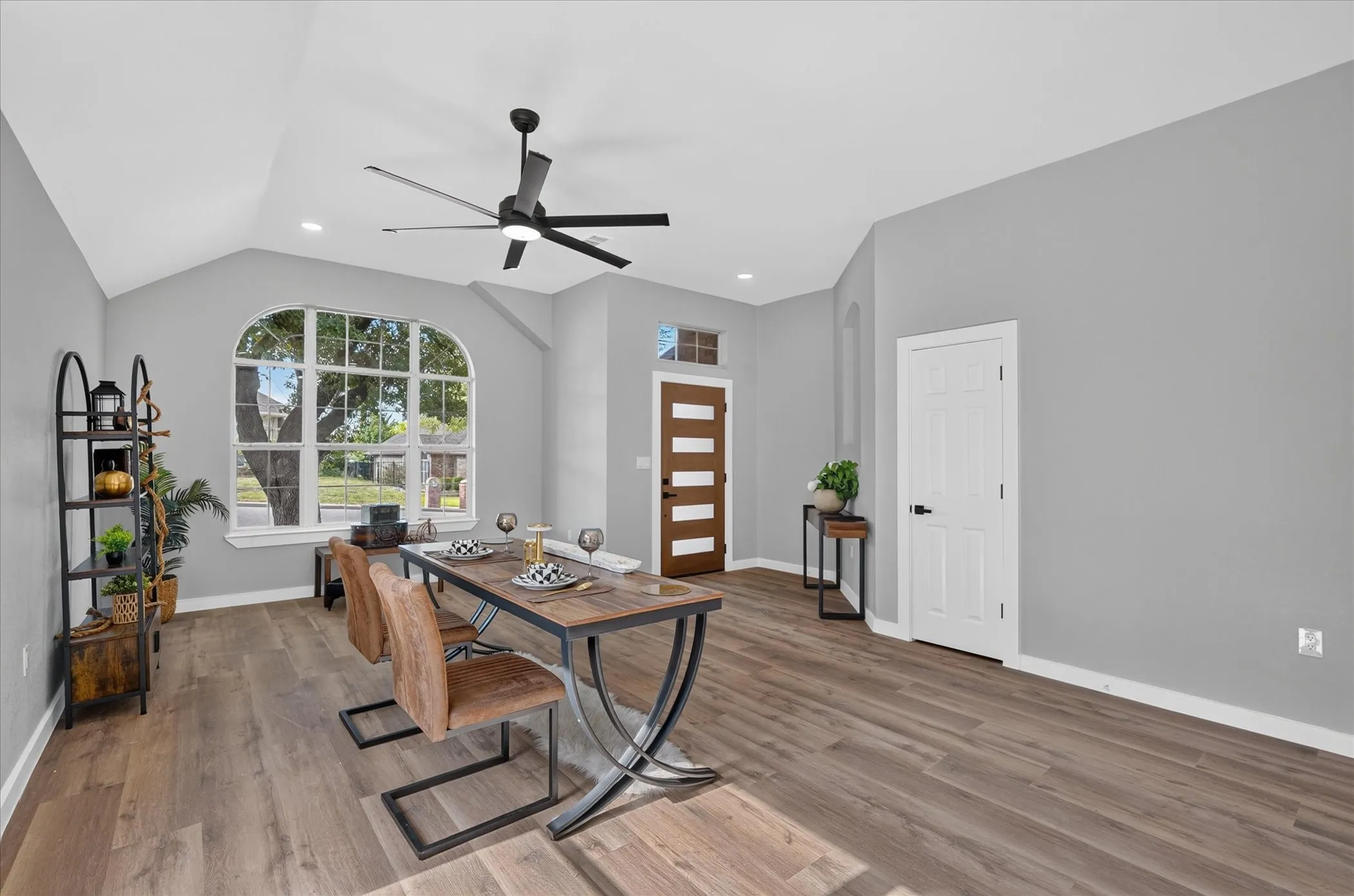 Single Family Residence For Sale in Rockwall County , 1539 Murphy Drive, Rockwall, Texas 75087, 3 Bedroom, 2 Bathroom, 2 Garage spaces, 1,882 Sqft, built in 1998, mls#21410412, Real Estate Agent in Rockwall, Homes For Sale in Rockwall county, Homes For Sale in Rockwall, Realtor in Rockwall Texas, Real Estate Brokerage Independent Realty Texas, Luminita Cordes Realtor