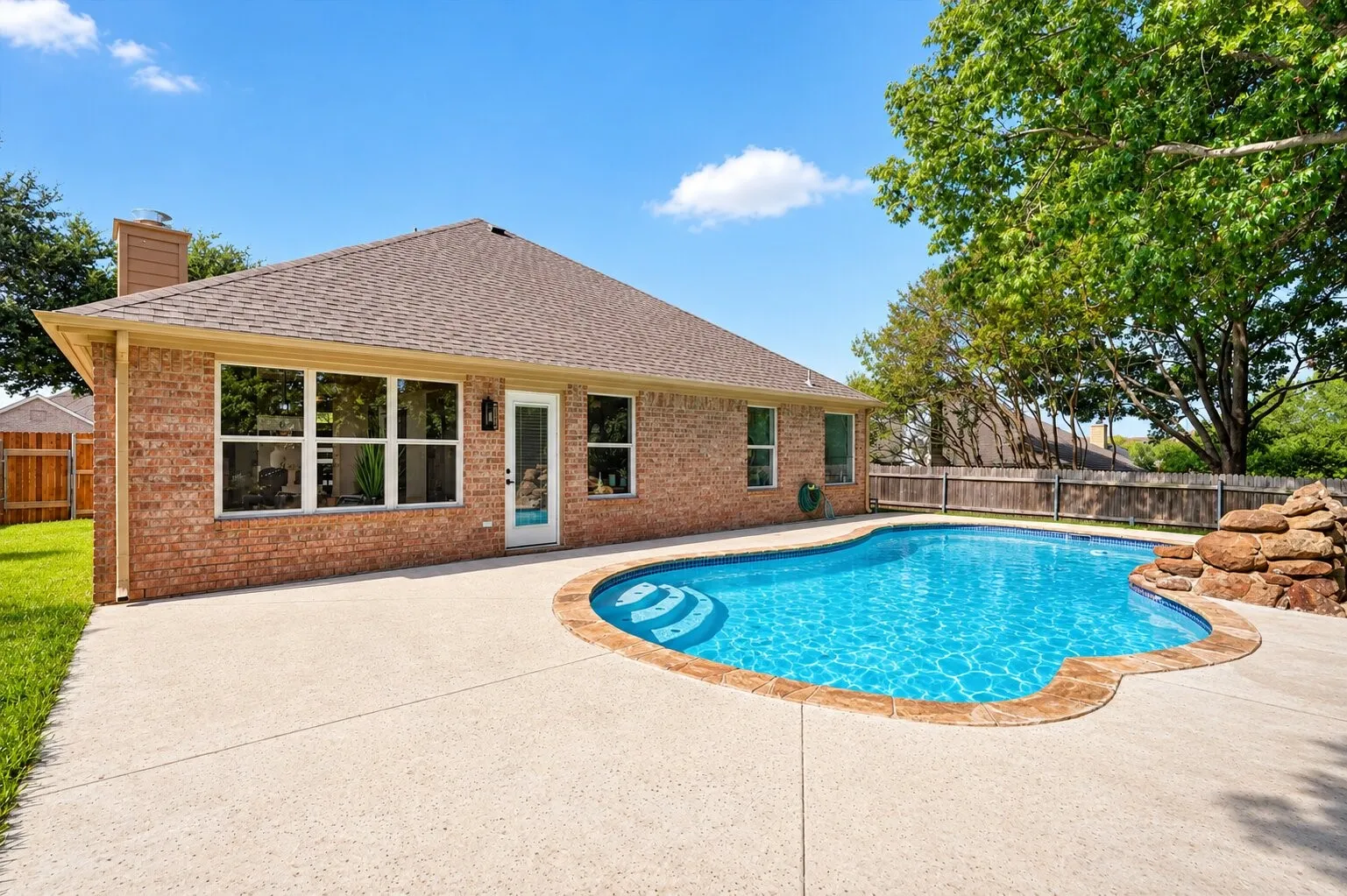Single Family Residence For Sale in Rockwall County , 1539 Murphy Drive, Rockwall, Texas 75087, 3 Bedroom, 2 Bathroom, 2 Garage spaces, 1,882 Sqft, built in 1998, mls#21410412, Real Estate Agent in Rockwall, Homes For Sale in Rockwall county, Homes For Sale in Rockwall, Realtor in Rockwall Texas, Real Estate Brokerage Independent Realty Texas, Luminita Cordes Realtor