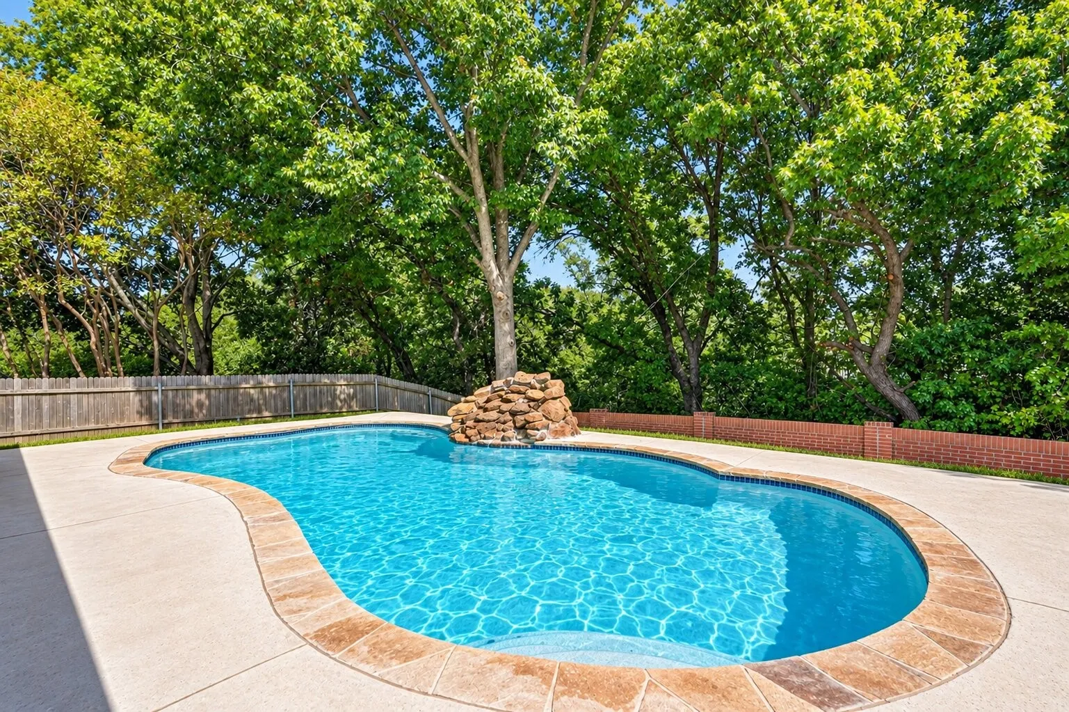 Single Family Residence For Sale in Rockwall County , 1539 Murphy Drive, Rockwall, Texas 75087, 3 Bedroom, 2 Bathroom, 2 Garage spaces, 1,882 Sqft, built in 1998, mls#21410412, Real Estate Agent in Rockwall, Homes For Sale in Rockwall county, Homes For Sale in Rockwall, Realtor in Rockwall Texas, Real Estate Brokerage Independent Realty Texas, Luminita Cordes Realtor