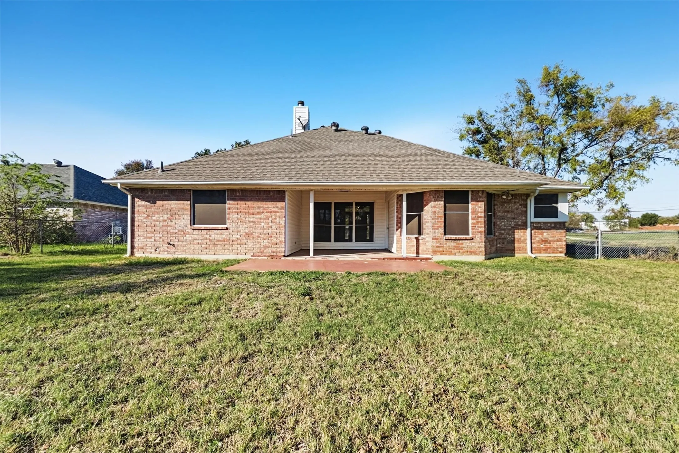 Single Family Residence For Sale in Denton County , 506 Dallas Drive, Roanoke, Texas 76262, 3 Bedroom, 2 Bathroom, 2 Garage spaces, 1,689 Sqft, built in 1994, mls#21410519, Real Estate Agent in Roanoke, Homes For Sale in Denton county, Homes For Sale in Roanoke, Realtor in Roanoke Texas, Real Estate Brokerage Independent Realty Texas, Luminita Cordes Realtor