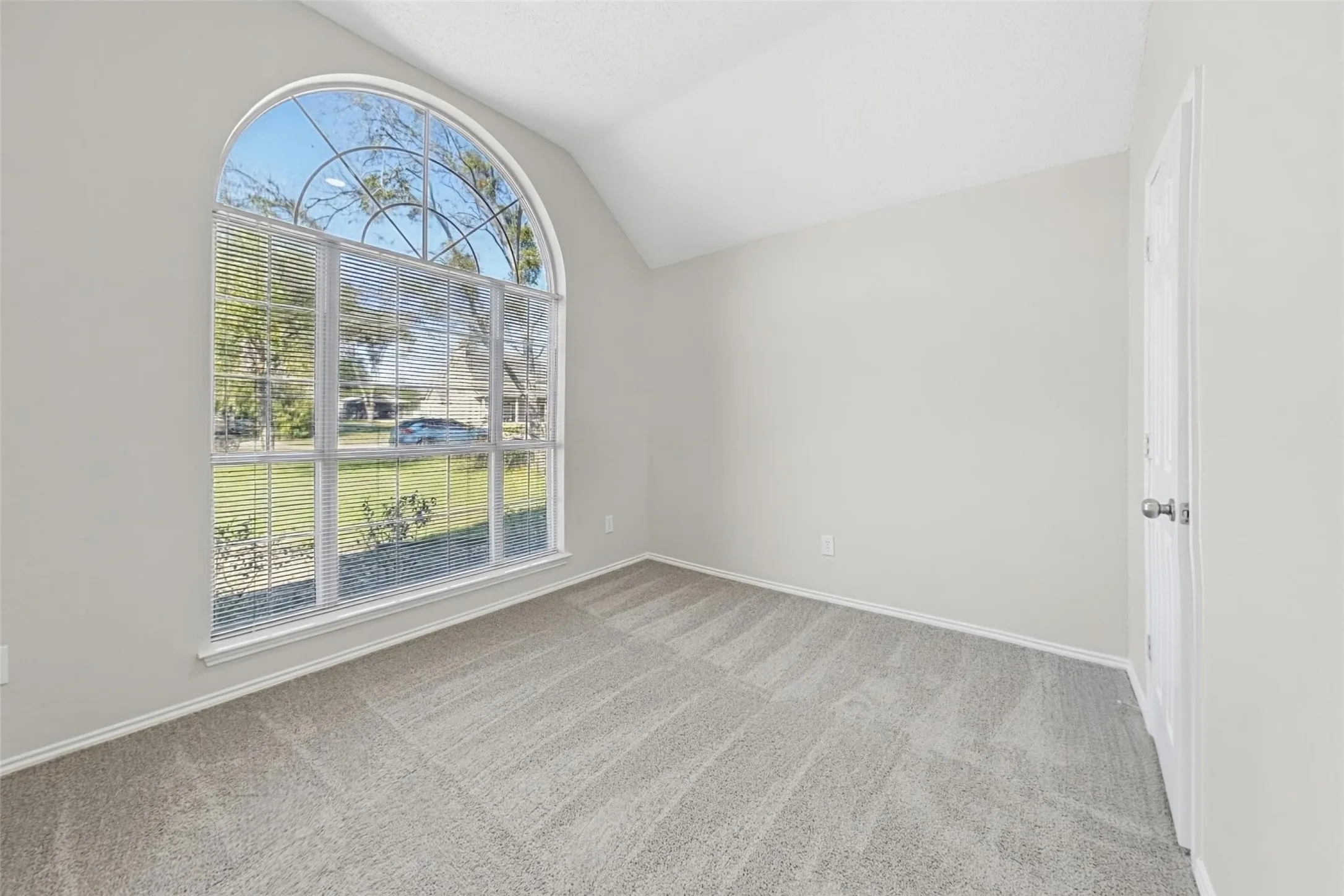 Single Family Residence For Sale in Denton County , 506 Dallas Drive, Roanoke, Texas 76262, 3 Bedroom, 2 Bathroom, 2 Garage spaces, 1,689 Sqft, built in 1994, mls#21410519, Real Estate Agent in Roanoke, Homes For Sale in Denton county, Homes For Sale in Roanoke, Realtor in Roanoke Texas, Real Estate Brokerage Independent Realty Texas, Luminita Cordes Realtor