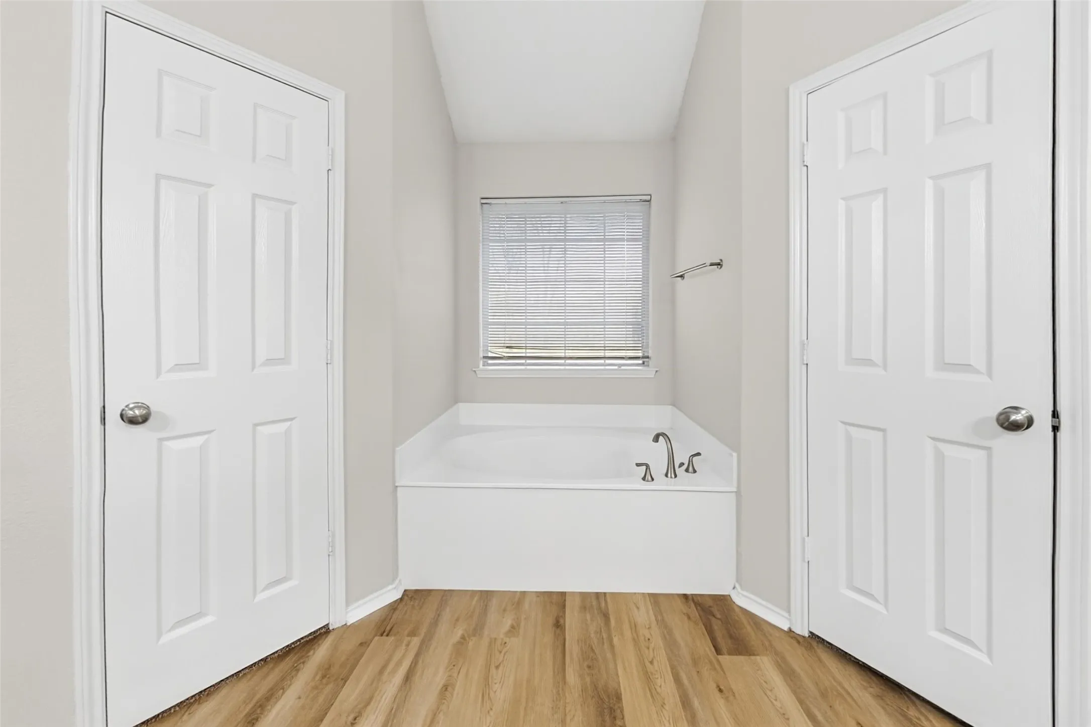 Single Family Residence For Sale in Denton County , 506 Dallas Drive, Roanoke, Texas 76262, 3 Bedroom, 2 Bathroom, 2 Garage spaces, 1,689 Sqft, built in 1994, mls#21410519, Real Estate Agent in Roanoke, Homes For Sale in Denton county, Homes For Sale in Roanoke, Realtor in Roanoke Texas, Real Estate Brokerage Independent Realty Texas, Luminita Cordes Realtor