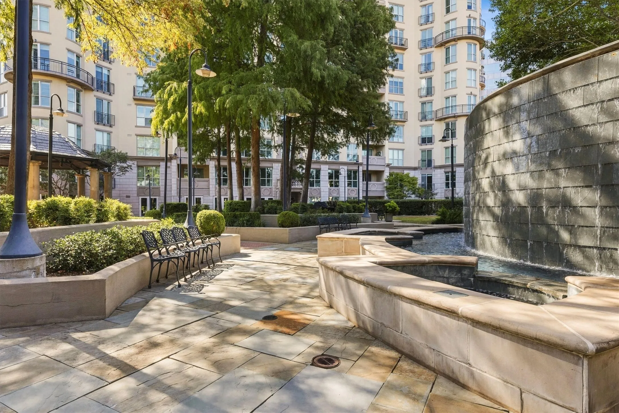 Condominium For Sale in Dallas County , 3401 Lee Parkway 409, Dallas, Texas 75219, 1 Bedroom, 1 Bathroom, 2 Garage spaces, 1,129 Sqft, built in 1998, mls#21403832, Real Estate Agent in Dallas, Homes For Sale in Dallas county, Homes For Sale in Dallas, Realtor in Dallas Texas, Real Estate Brokerage Independent Realty Texas, Luminita Cordes Realtor