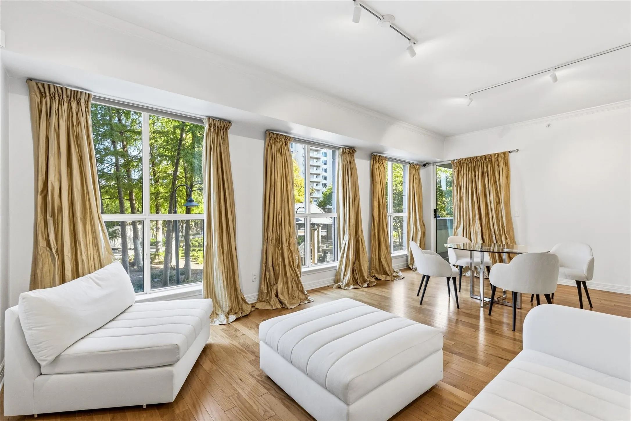 Condominium For Sale in Dallas County , 3401 Lee Parkway 409, Dallas, Texas 75219, 1 Bedroom, 1 Bathroom, 2 Garage spaces, 1,129 Sqft, built in 1998, mls#21403832, Real Estate Agent in Dallas, Homes For Sale in Dallas county, Homes For Sale in Dallas, Realtor in Dallas Texas, Real Estate Brokerage Independent Realty Texas, Luminita Cordes Realtor