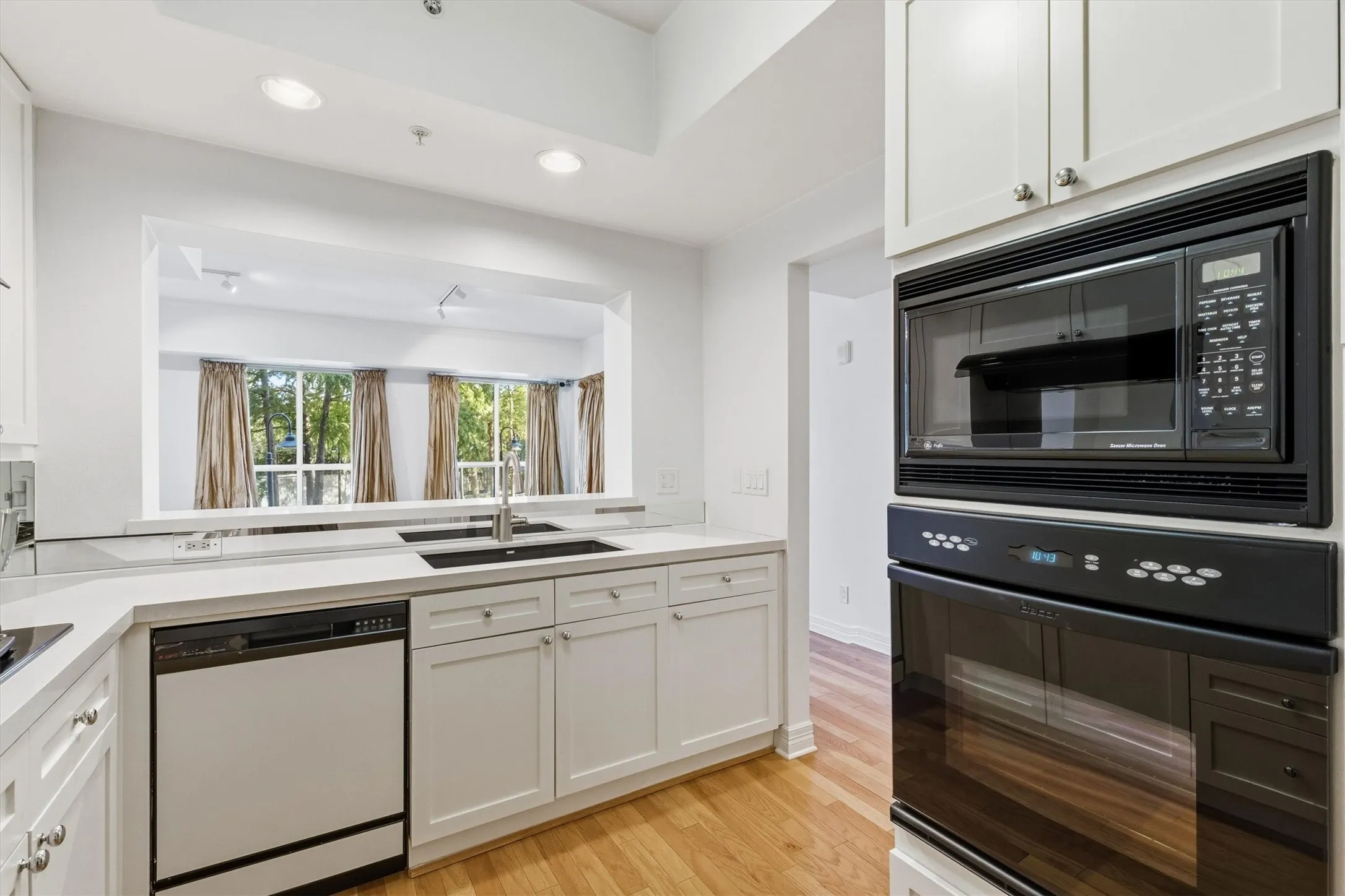Condominium For Sale in Dallas County , 3401 Lee Parkway 409, Dallas, Texas 75219, 1 Bedroom, 1 Bathroom, 2 Garage spaces, 1,129 Sqft, built in 1998, mls#21403832, Real Estate Agent in Dallas, Homes For Sale in Dallas county, Homes For Sale in Dallas, Realtor in Dallas Texas, Real Estate Brokerage Independent Realty Texas, Luminita Cordes Realtor