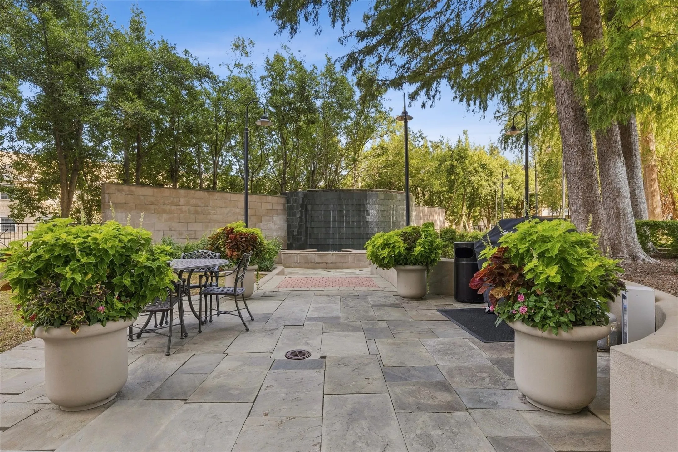 Condominium For Sale in Dallas County , 3401 Lee Parkway 409, Dallas, Texas 75219, 1 Bedroom, 1 Bathroom, 2 Garage spaces, 1,129 Sqft, built in 1998, mls#21403832, Real Estate Agent in Dallas, Homes For Sale in Dallas county, Homes For Sale in Dallas, Realtor in Dallas Texas, Real Estate Brokerage Independent Realty Texas, Luminita Cordes Realtor