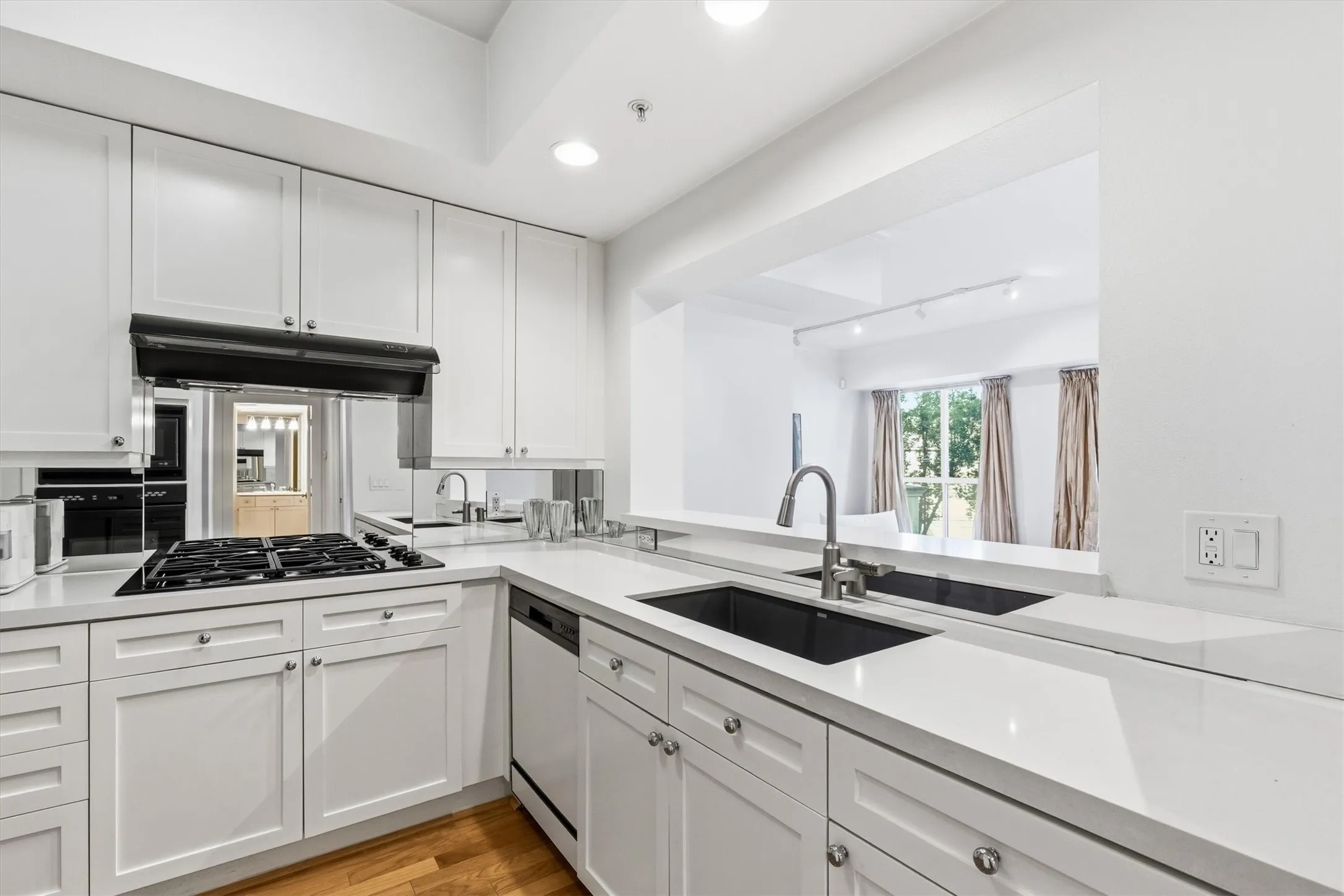 Condominium For Sale in Dallas County , 3401 Lee Parkway 409, Dallas, Texas 75219, 1 Bedroom, 1 Bathroom, 2 Garage spaces, 1,129 Sqft, built in 1998, mls#21403832, Real Estate Agent in Dallas, Homes For Sale in Dallas county, Homes For Sale in Dallas, Realtor in Dallas Texas, Real Estate Brokerage Independent Realty Texas, Luminita Cordes Realtor