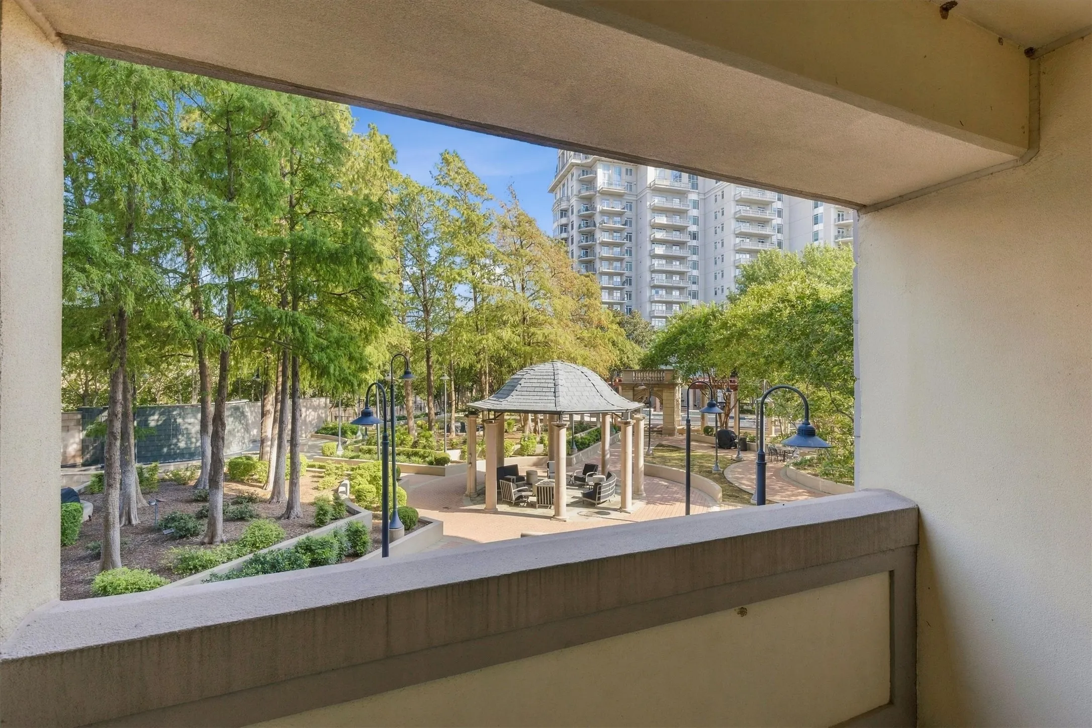 Condominium For Sale in Dallas County , 3401 Lee Parkway 409, Dallas, Texas 75219, 1 Bedroom, 1 Bathroom, 2 Garage spaces, 1,129 Sqft, built in 1998, mls#21403832, Real Estate Agent in Dallas, Homes For Sale in Dallas county, Homes For Sale in Dallas, Realtor in Dallas Texas, Real Estate Brokerage Independent Realty Texas, Luminita Cordes Realtor