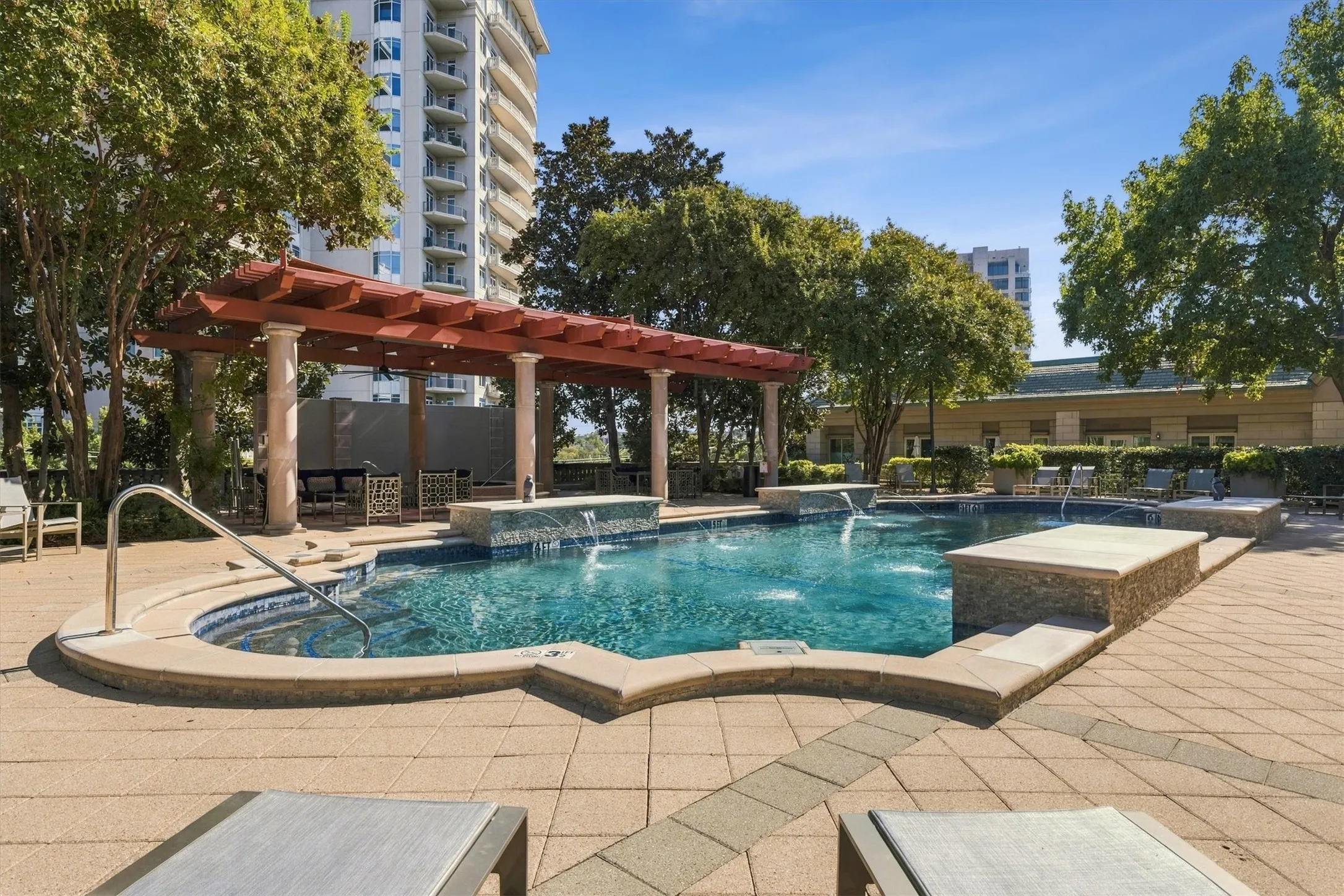 Condominium For Sale in Dallas County , 3401 Lee Parkway 409, Dallas, Texas 75219, 1 Bedroom, 1 Bathroom, 2 Garage spaces, 1,129 Sqft, built in 1998, mls#21403832, Real Estate Agent in Dallas, Homes For Sale in Dallas county, Homes For Sale in Dallas, Realtor in Dallas Texas, Real Estate Brokerage Independent Realty Texas, Luminita Cordes Realtor