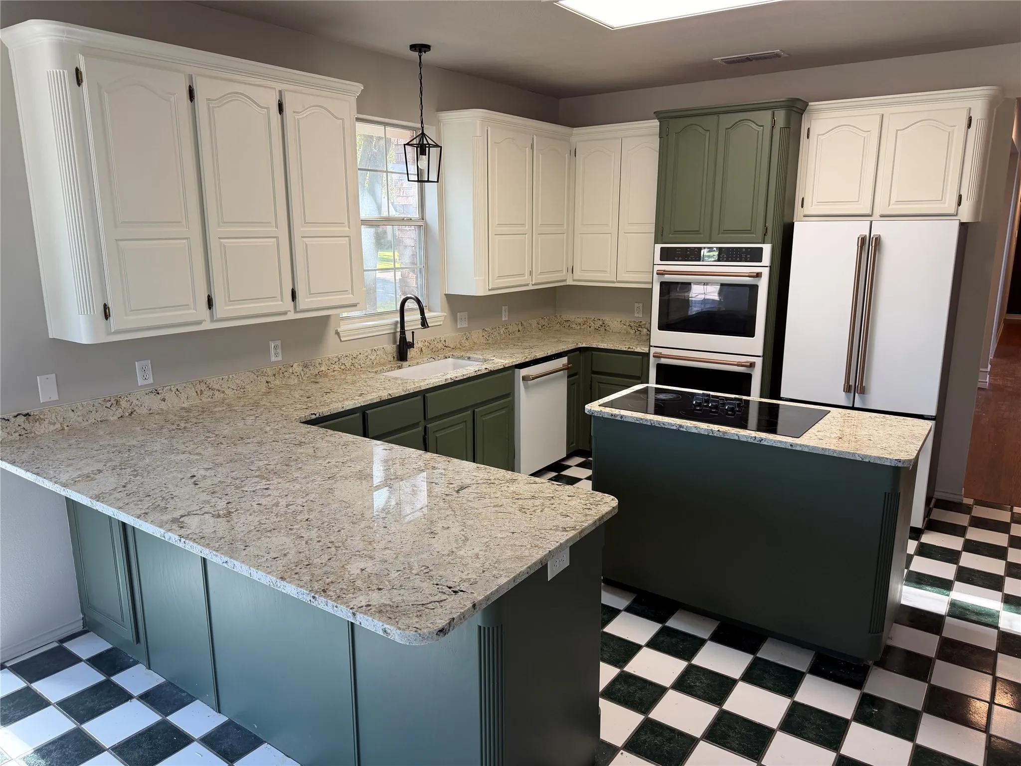 Single Family Residence For Sale in Taylor County , 1702 Lytle Shores Drive, Abilene, Texas 79602, 4 Bedroom, 4 Bathroom, 2 Garage spaces, 3,660 Sqft, built in 1994, mls#21409952, Real Estate Agent in Abilene, Homes For Sale in Taylor county, Homes For Sale in Abilene, Realtor in Abilene Texas, Real Estate Brokerage Independent Realty Texas, Luminita Cordes Realtor